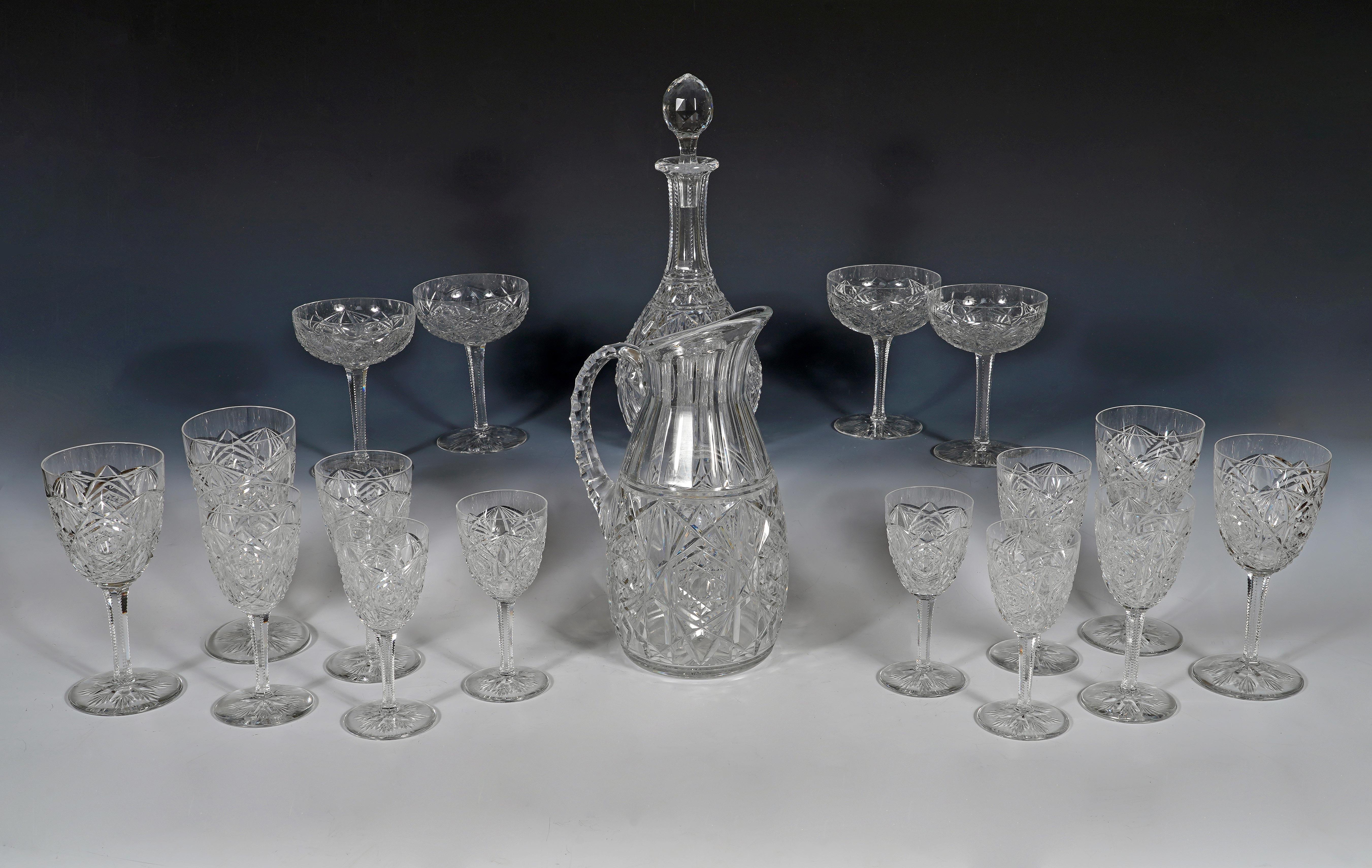 Elegante juego de servicio de copas de cristal tallado Baccarat decorado con motivos geométricos en forma de estrella característicos del modelo Lagny, compuesto por 12 copas de champán, 12 copas de agua, 12 copas de vino tinto, 12 copas de vino