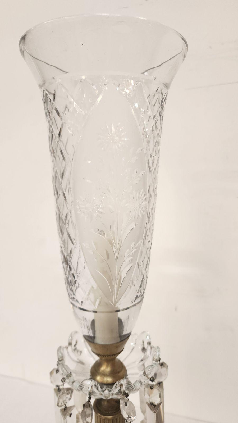 Esta hermosa lámpara de Baccarat incluye una luz. Está recableado y listo para usar. 