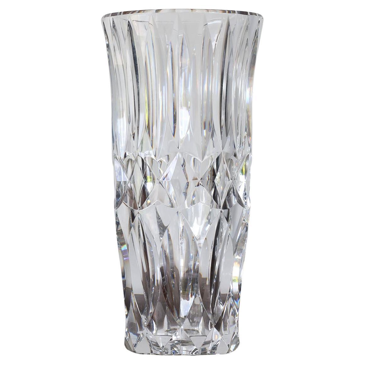 Questo è un vaso di fiori di cristallo Baccarat originale d'epoca.
Molto grande e pesante.
Sul fondo del vaso c'è un marchio

