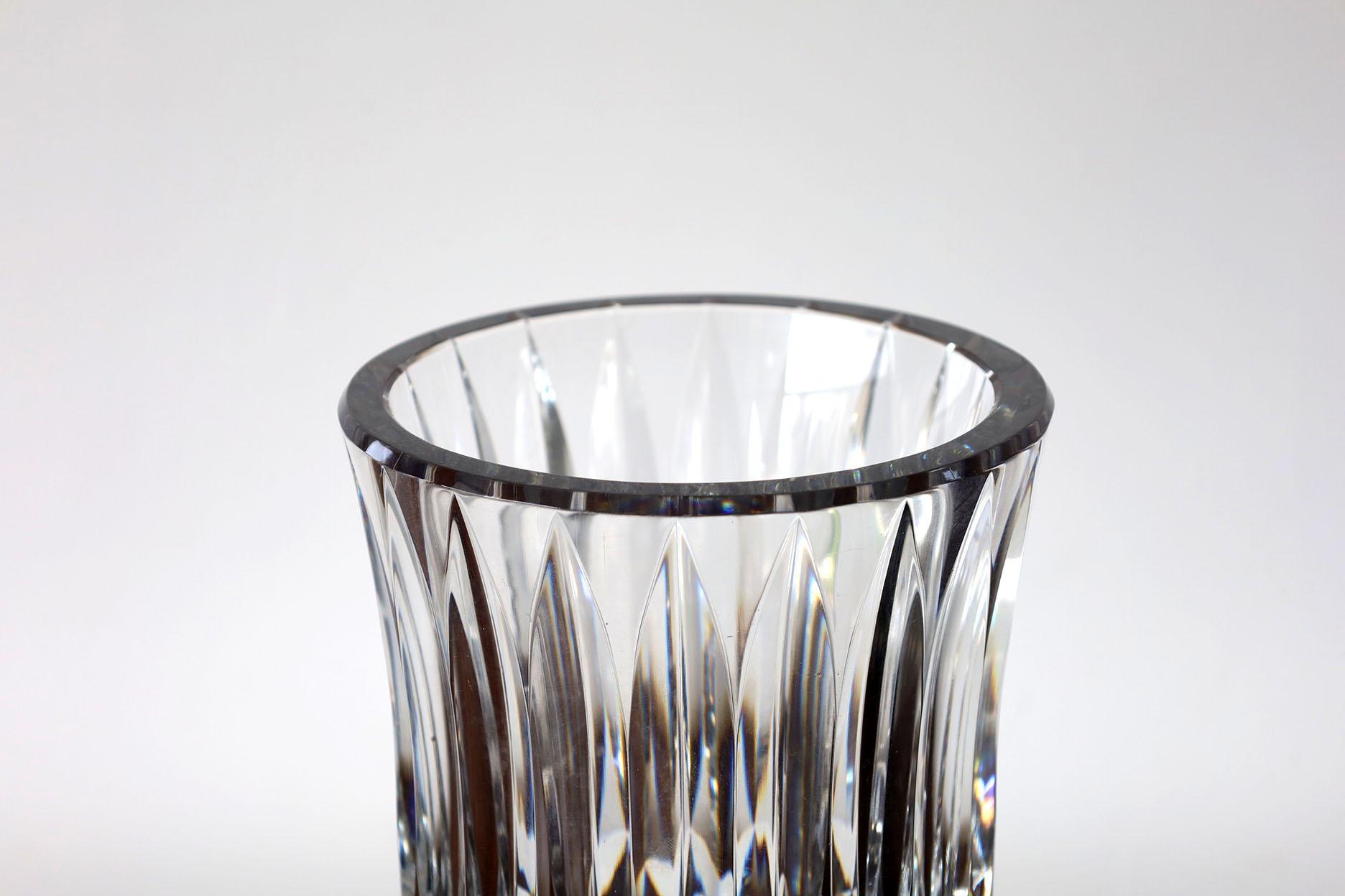 Metà XX secolo Vaso da fiori grande di Baccarat in vendita