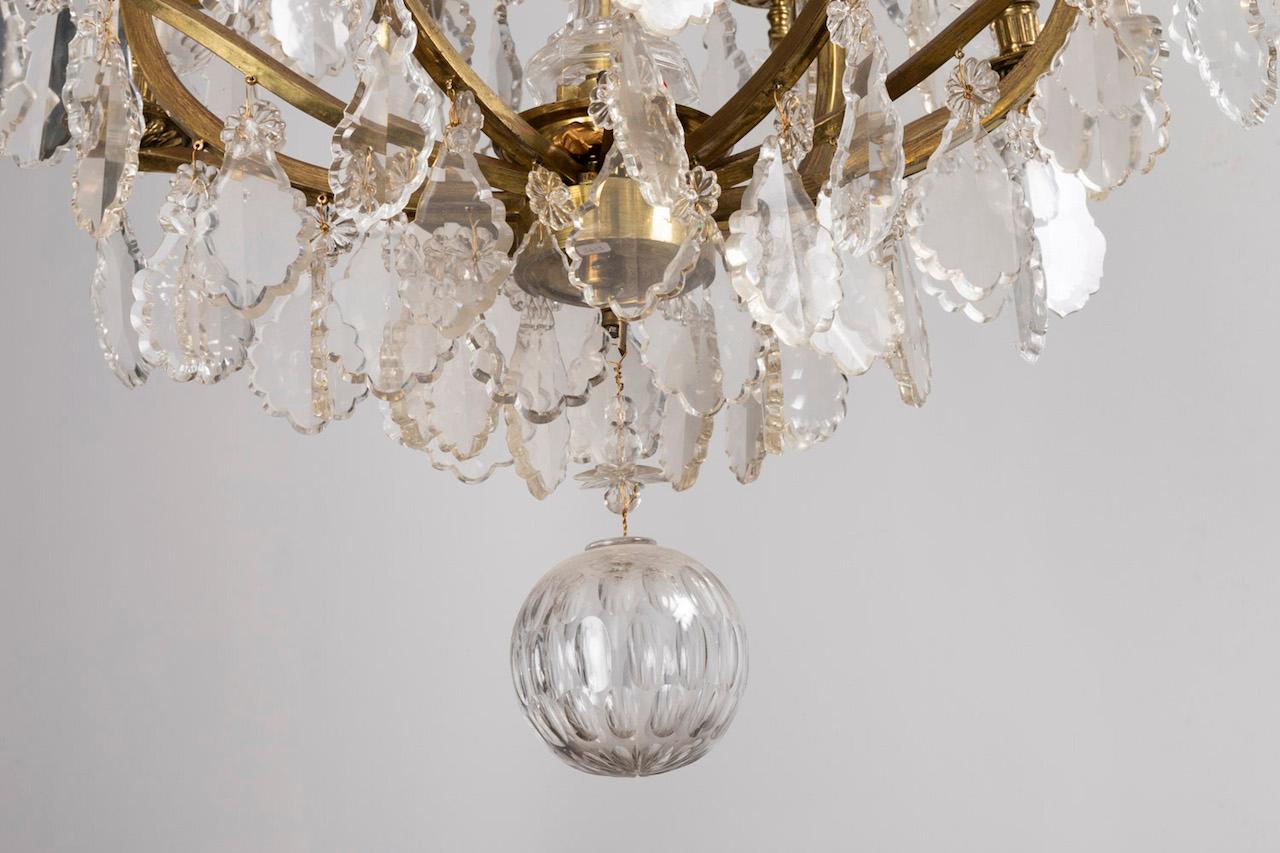 Baccarat, Large Louis XV Style Chandelier in Gilt Brass and Crystal, circa 1950 3