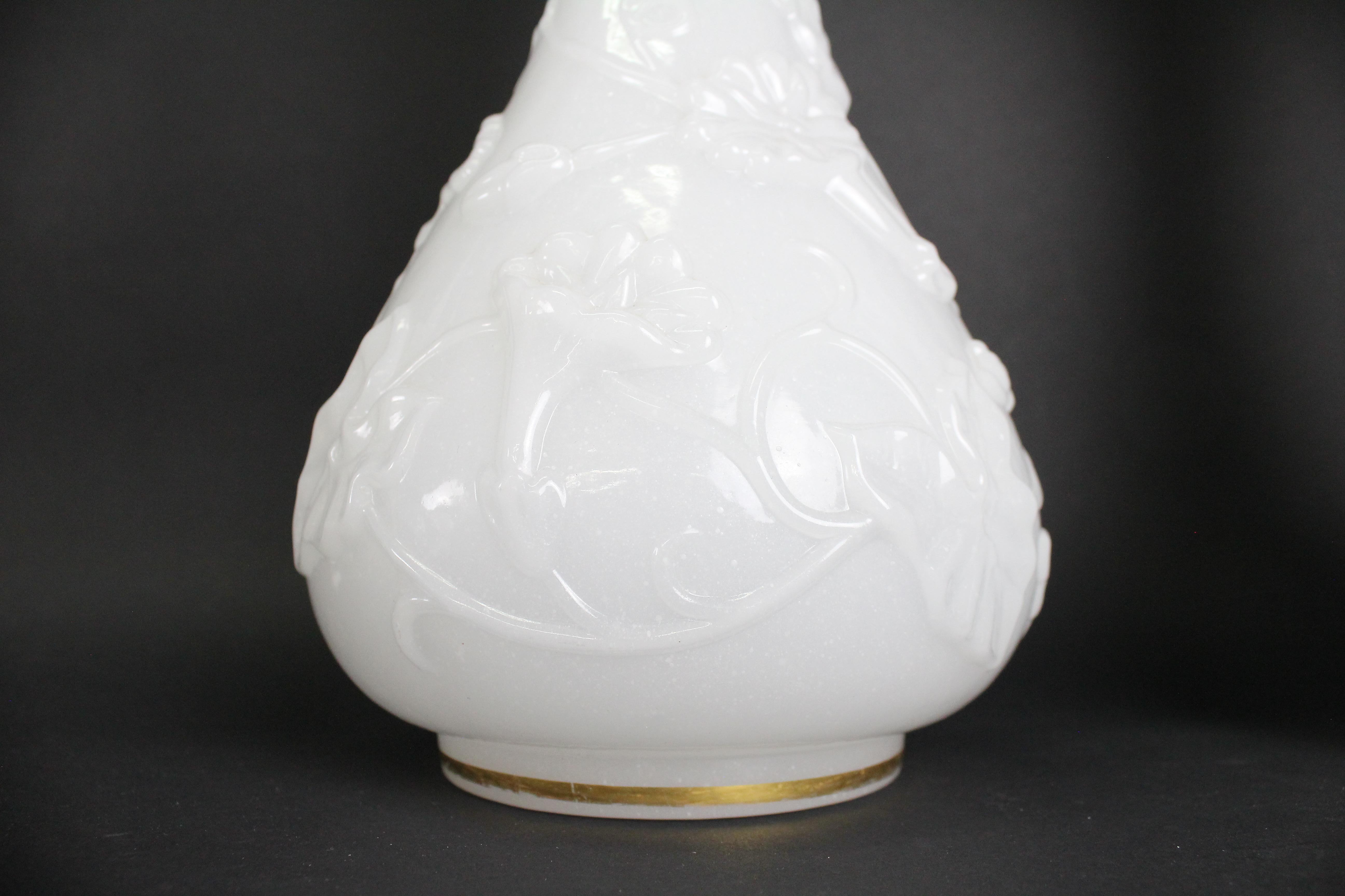 Baccarat Großes Vasen-Paar. Opalglas „Vase De Fantasie“ aus Opalglas im Angebot 4