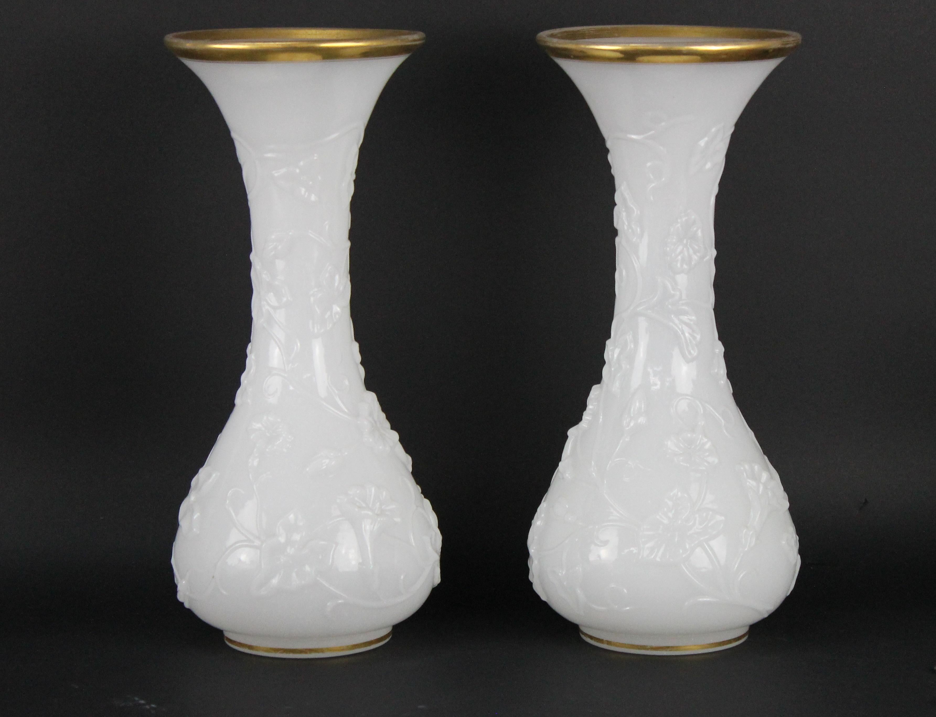 Grande paire de vases de Baccarat Vase de fantaisie en verre opalin en vente 3