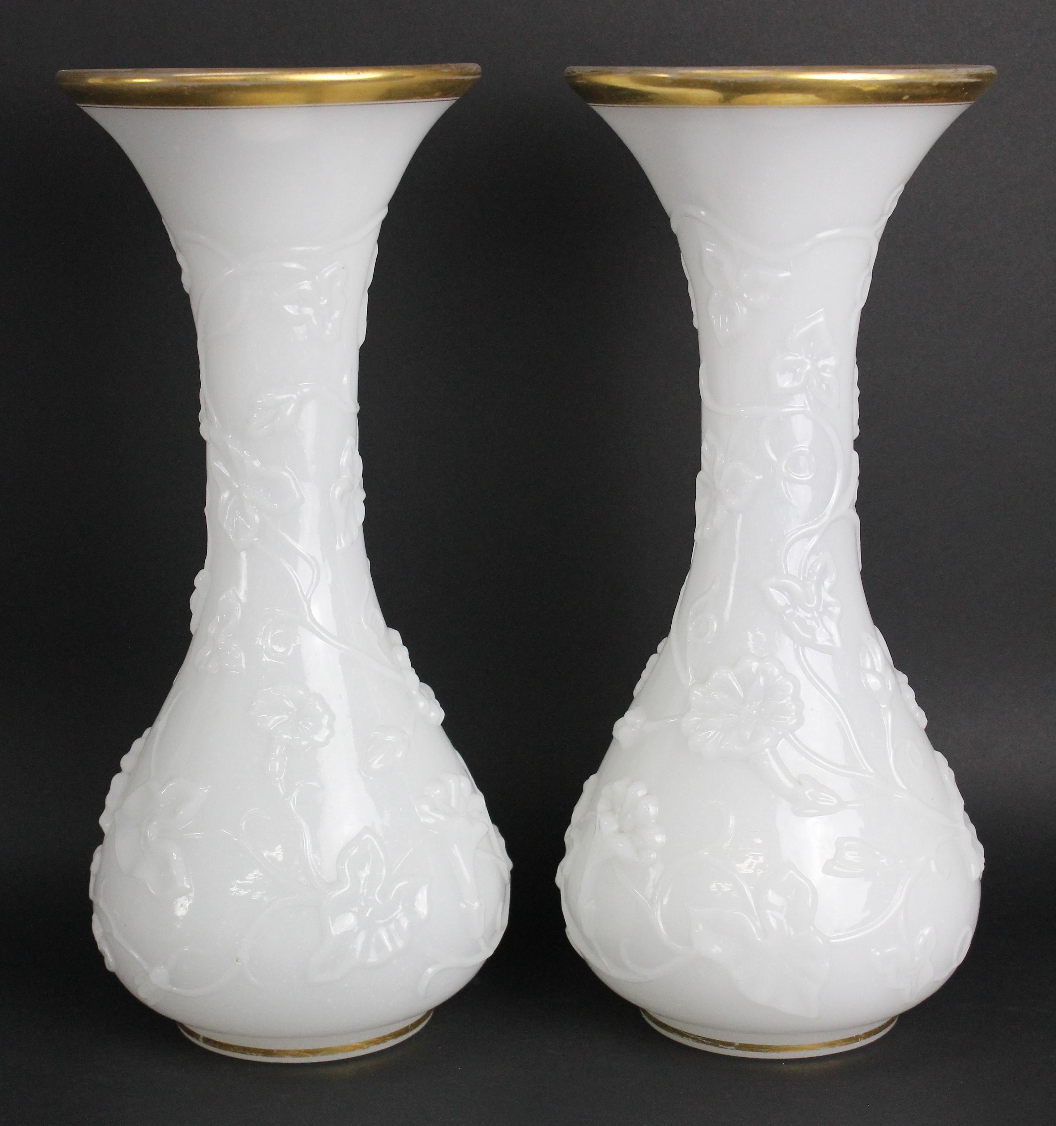 Une belle paire de vases anciens en verre opalin de Baccarat 