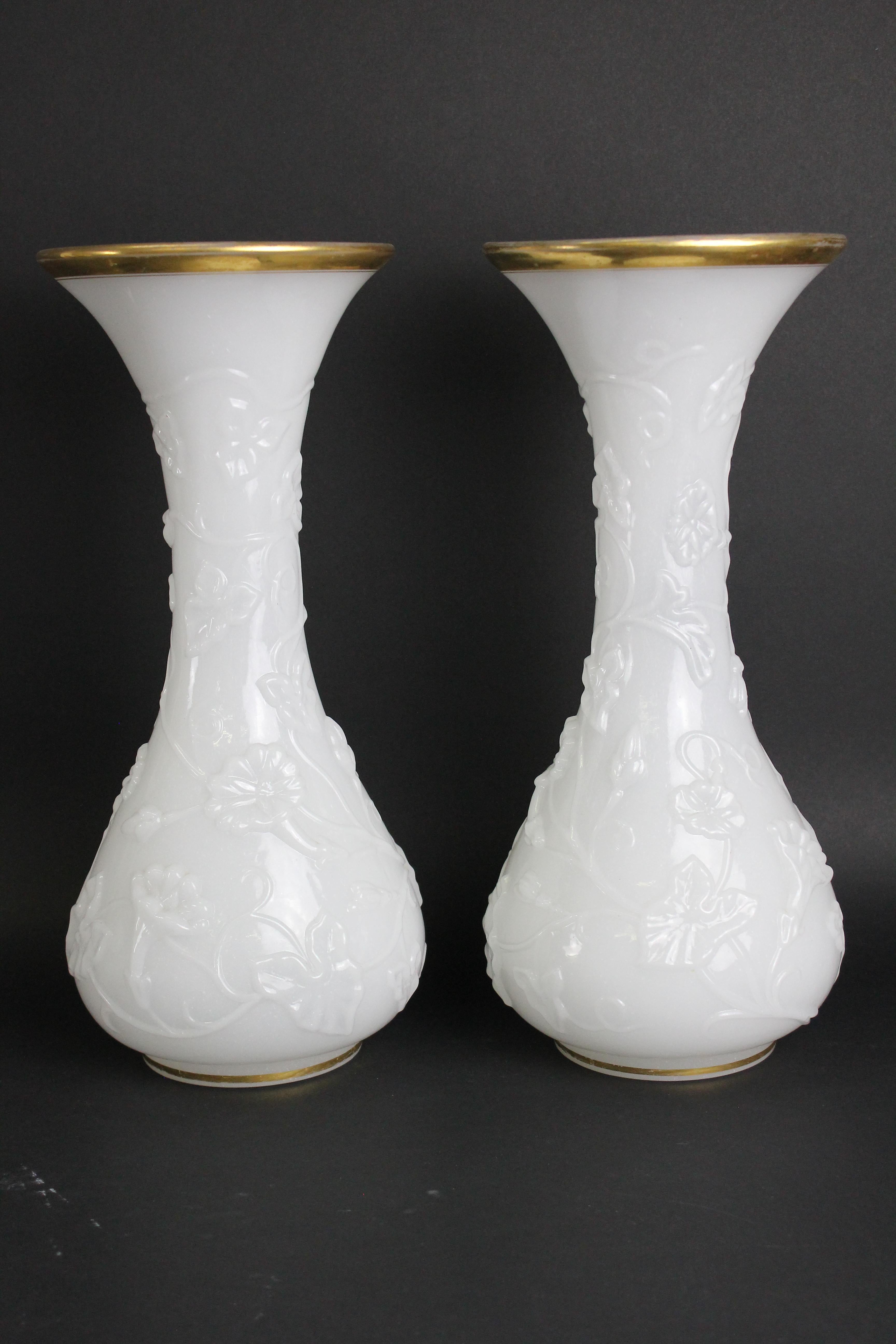 Baccarat Großes Vasen-Paar. Opalglas „Vase De Fantasie“ aus Opalglas (Napoleon III.) im Angebot