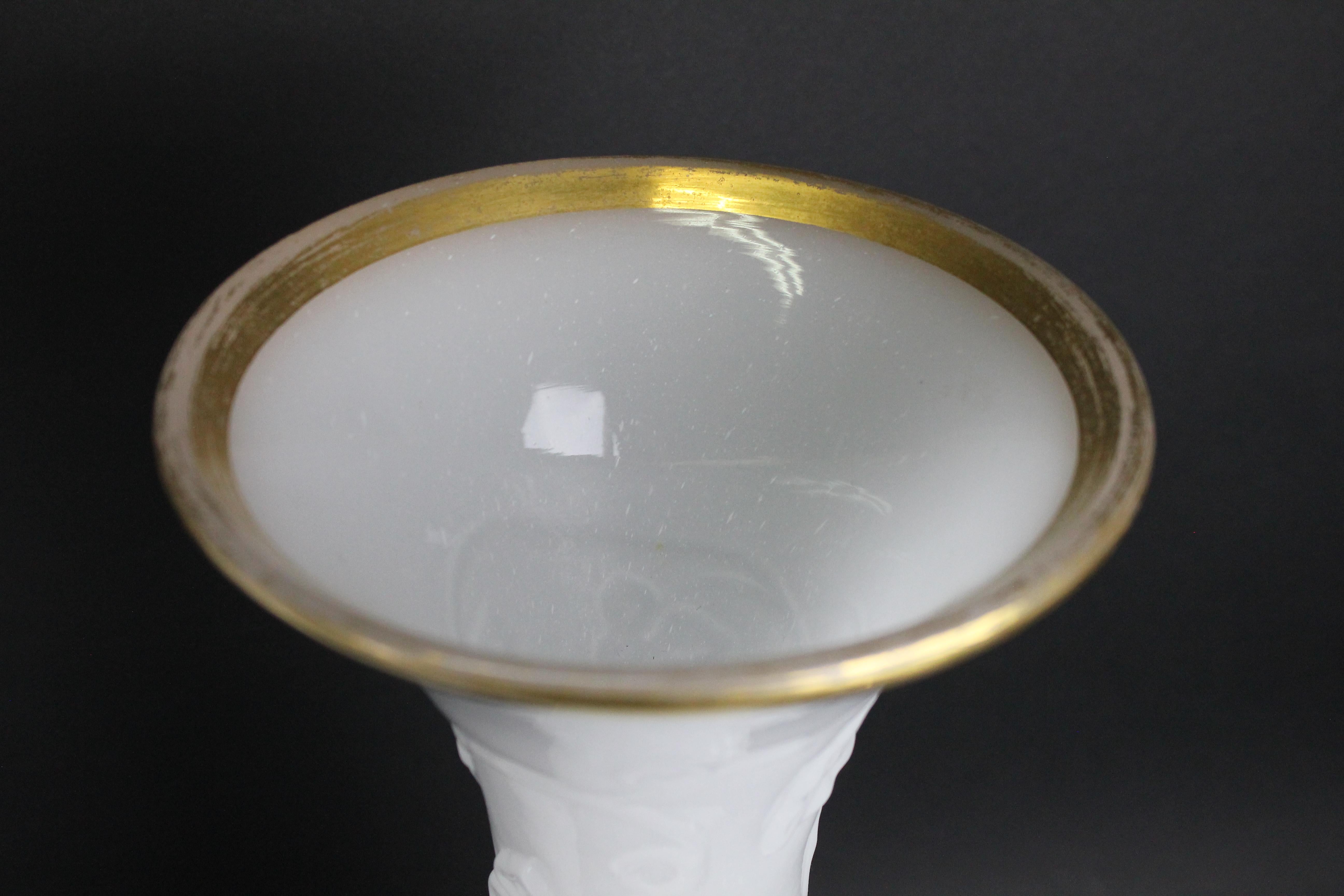 Baccarat Großes Vasen-Paar. Opalglas „Vase De Fantasie“ aus Opalglas (Französisch) im Angebot