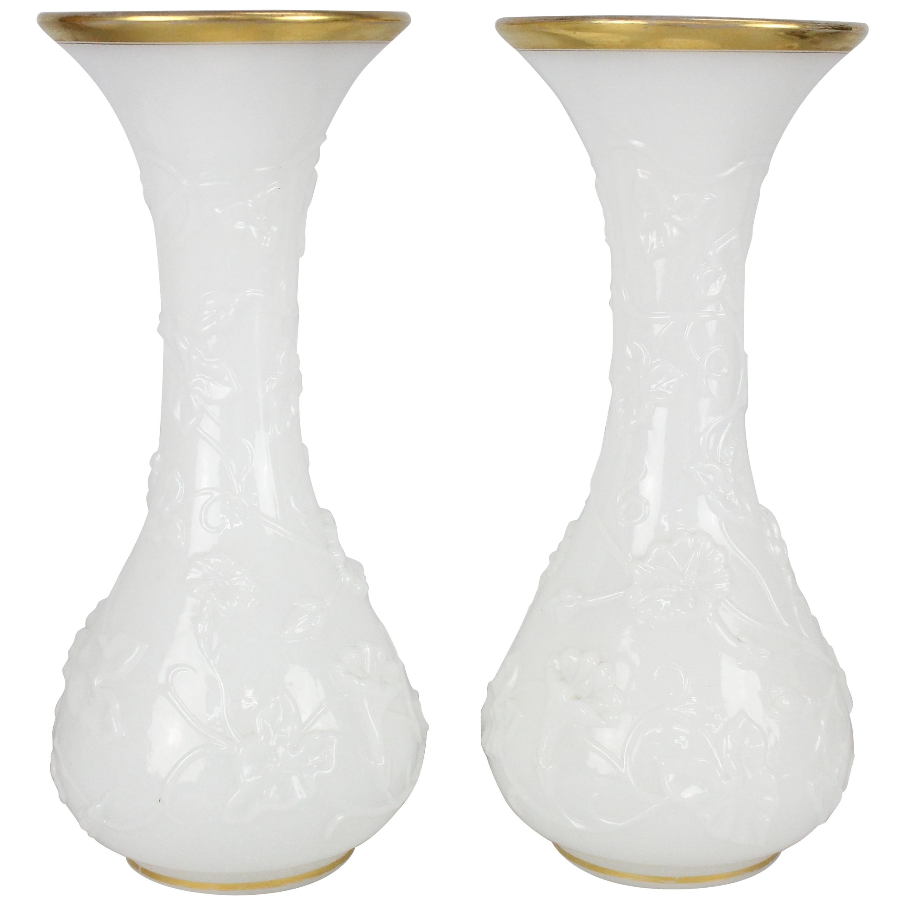 Grande paire de vases de Baccarat Vase de fantaisie en verre opalin en vente