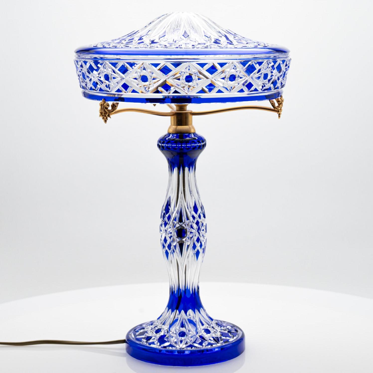 Magnifique lampe de table Baccarat avec un corps en verre de cristal clair taillé en bleu. Les motifs complexes taillés à la main, tels que les étoiles et les hachures, sont visibles là où la couche bleue a été découpée pour révéler le cristal clair