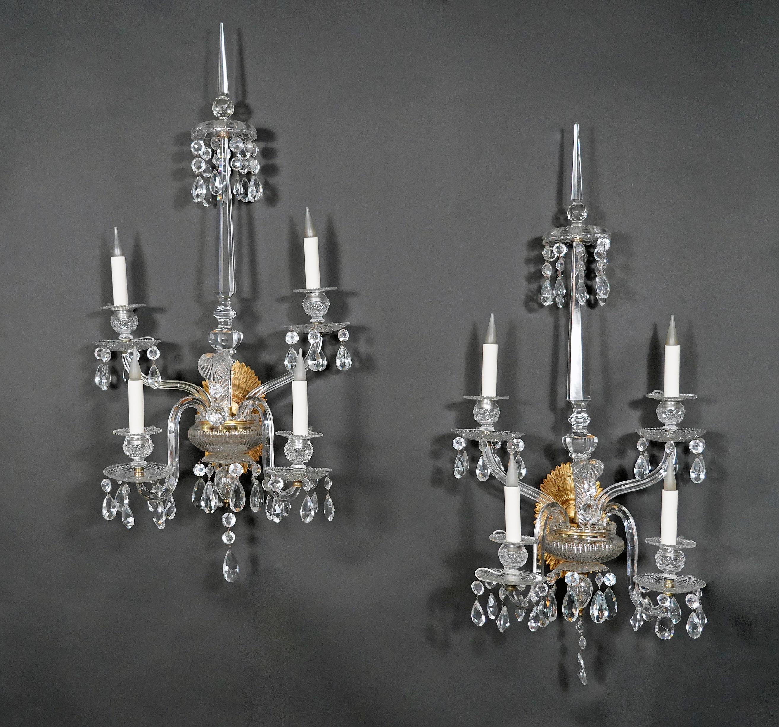 Manufaktur Baccarat, Satz von vier Kristall-Wandleuchten, Frankreich, um 1950 (Vergoldet) im Angebot