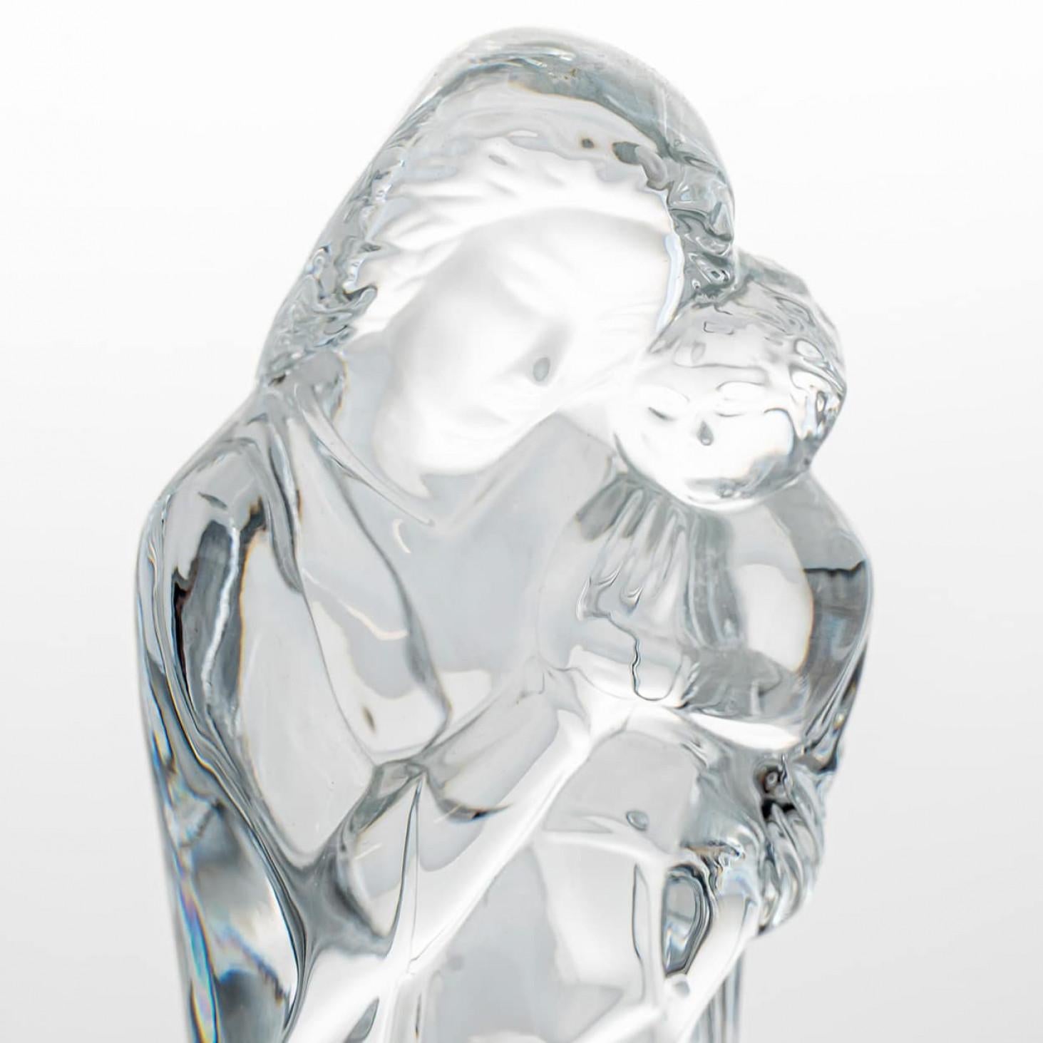 Il lusso al suo massimo, un oggetto da collezione realizzato da Baccarat in Francia.

Il Baccarat Nativité è una radiosa scultura in cristallo della Vergine Maria che tiene in braccio il suo bambino Gesù. Realizzato con purezza e grazia, riflette la