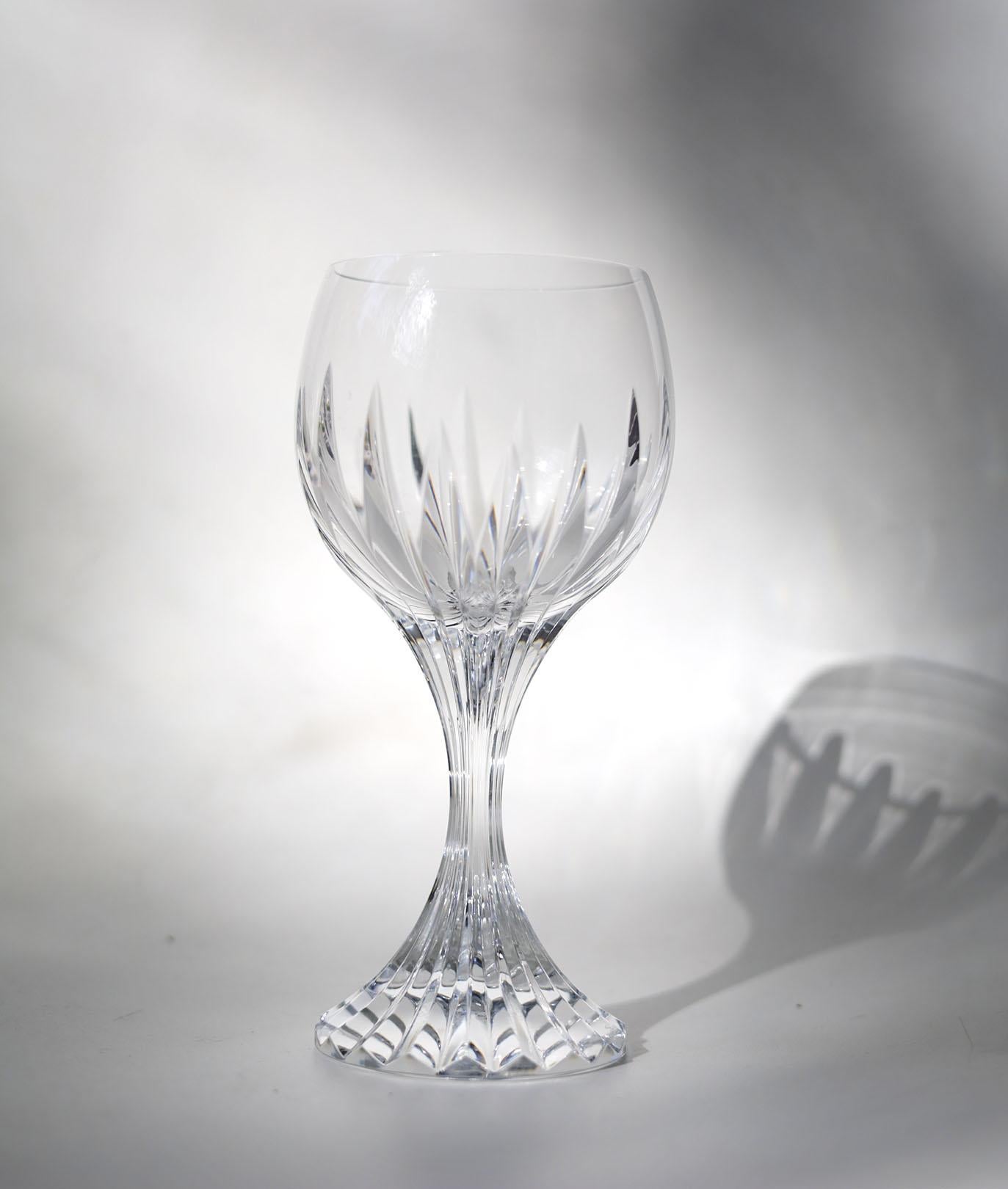La copa Massena muestra la meticulosa artesanía de Baccarat. Profundos cortes en bisel orgue están grabados directamente en el cristal Claro, irradiando desde el pie de la copa hasta la base del amplio cuenco. Esto, a su vez, pone de relieve la