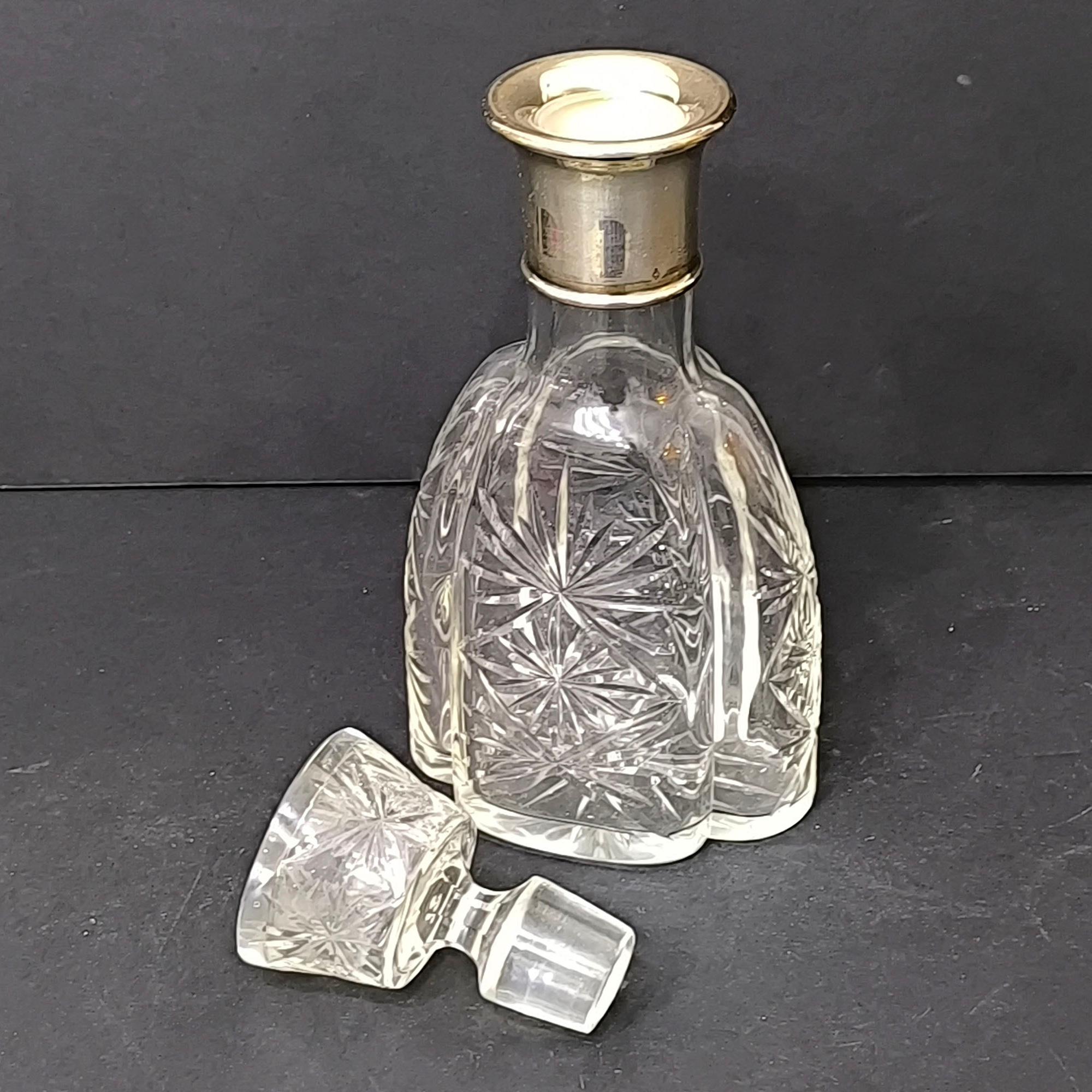 Baccarat Mid-Century Französisch Kristall Dekanter Flasche mit Silber Hals, 1930 (Geschnitzt) im Angebot