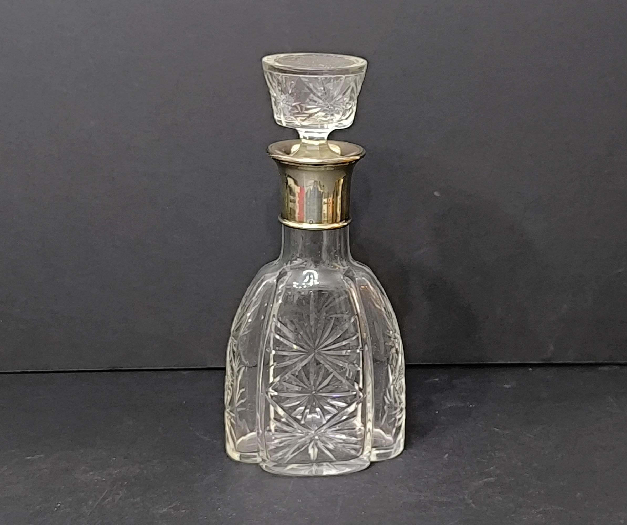 Elegante Kristallkaraffe mit silbernem Rahmen, der den oberen Teil des Kristalls bedeckt. 
Auf dem Silberteil befindet sich die Minerva-Punze 