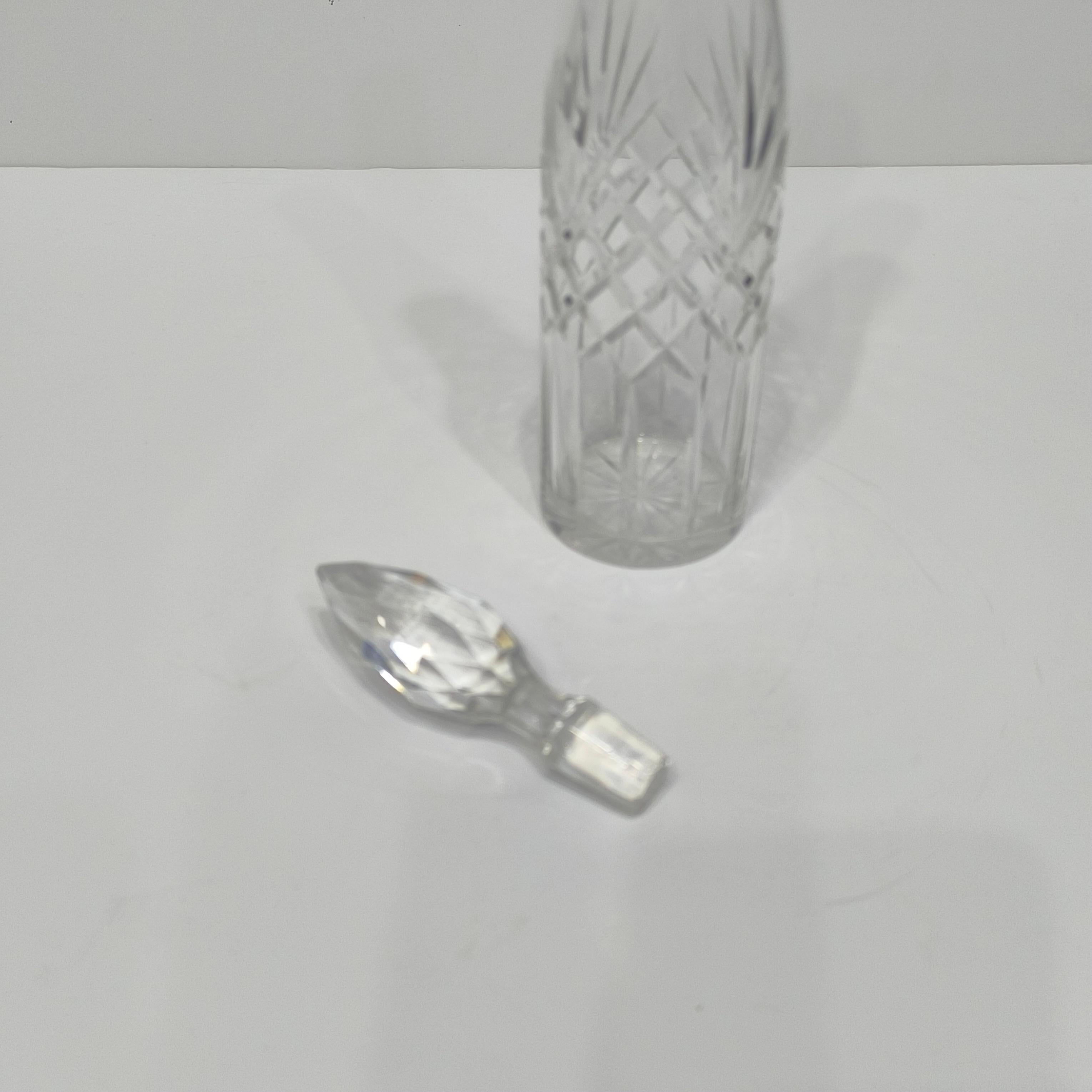 Baccarat Mid-Century French Crystal Decanter Bottle with Silver Neck (bouteille à décanter en cristal du milieu du siècle dernier avec un col en argent) en vente 2