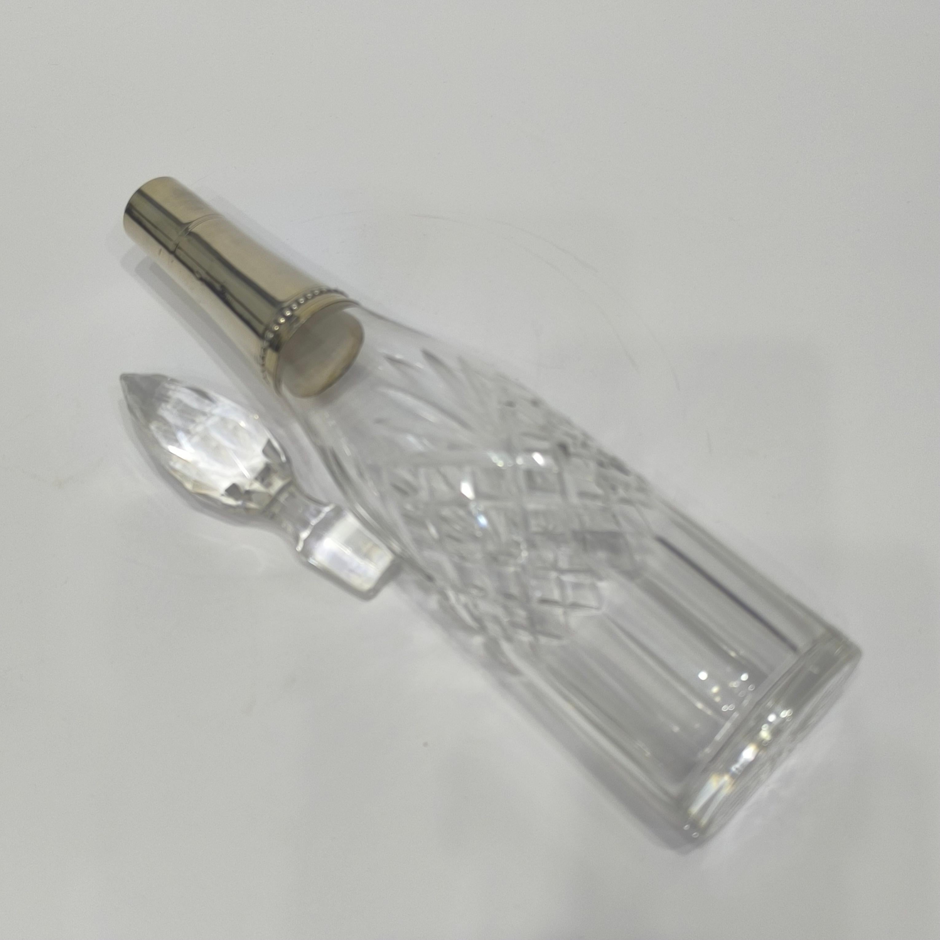Baccarat Mid-Century French Crystal Decanter Bottle with Silver Neck (bouteille à décanter en cristal du milieu du siècle dernier avec un col en argent) en vente 3