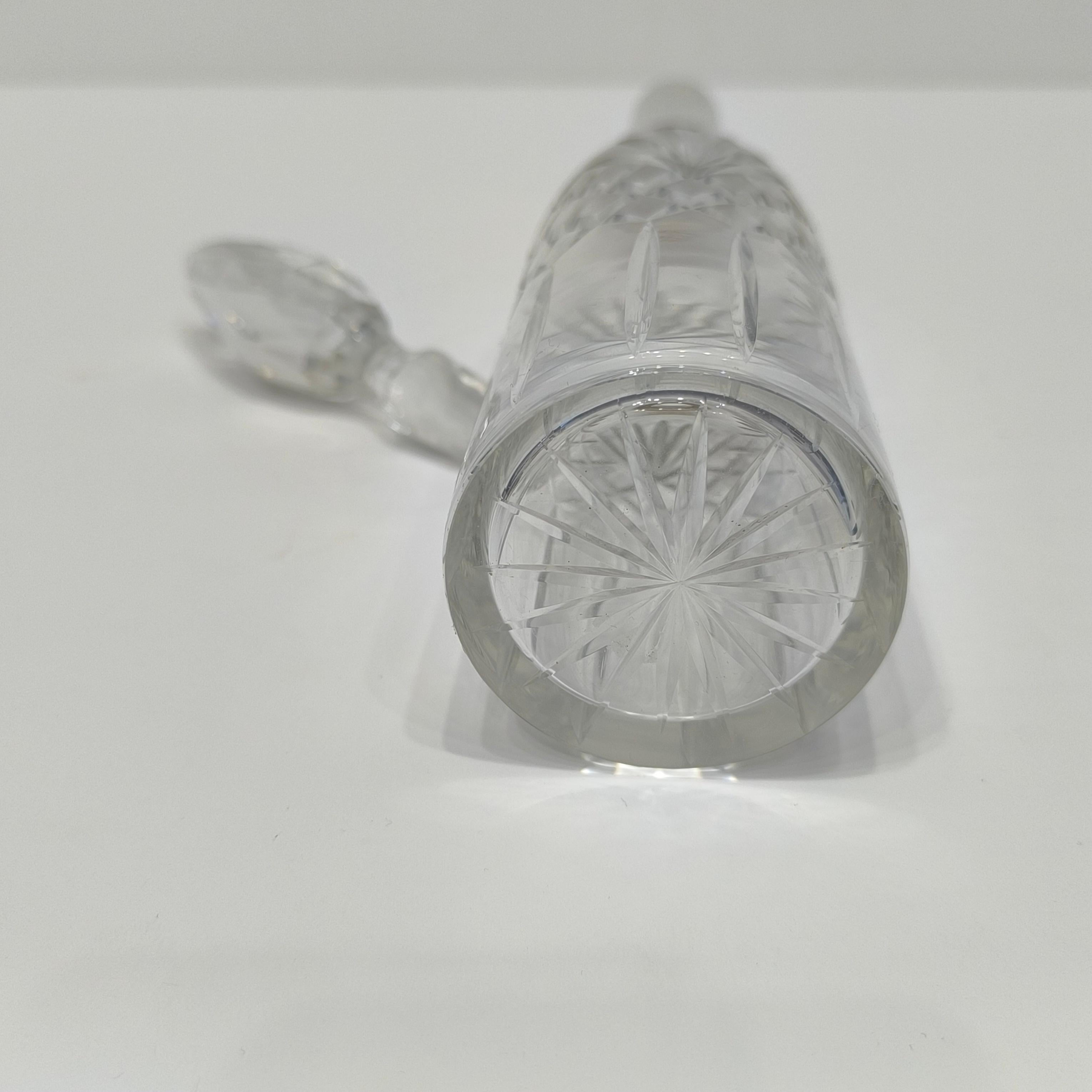 Baccarat Mid-Century French Crystal Decanter Bottle with Silver Neck (bouteille à décanter en cristal du milieu du siècle dernier avec un col en argent) en vente 4