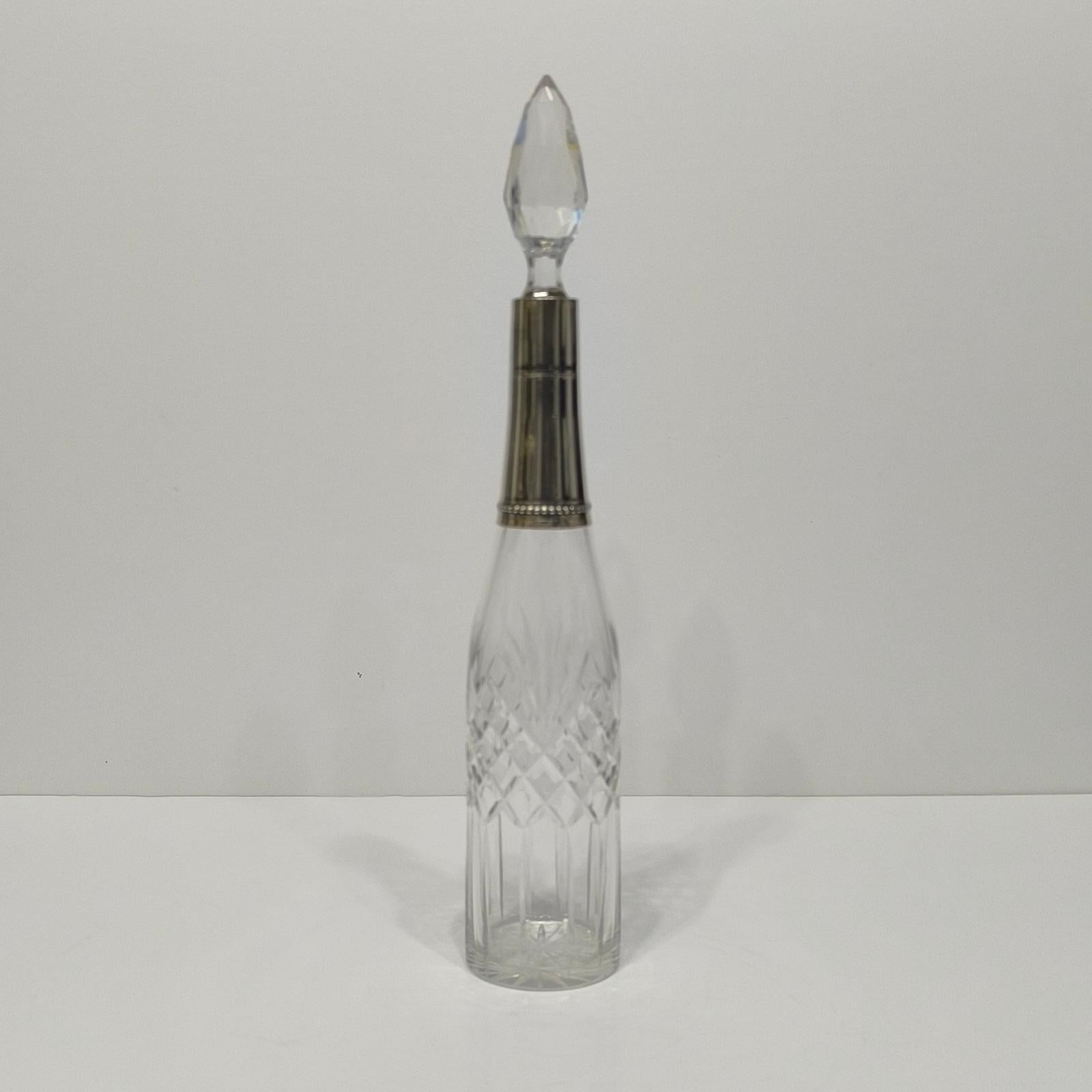 Art déco Baccarat Mid-Century French Crystal Decanter Bottle with Silver Neck (bouteille à décanter en cristal du milieu du siècle dernier avec un col en argent) en vente
