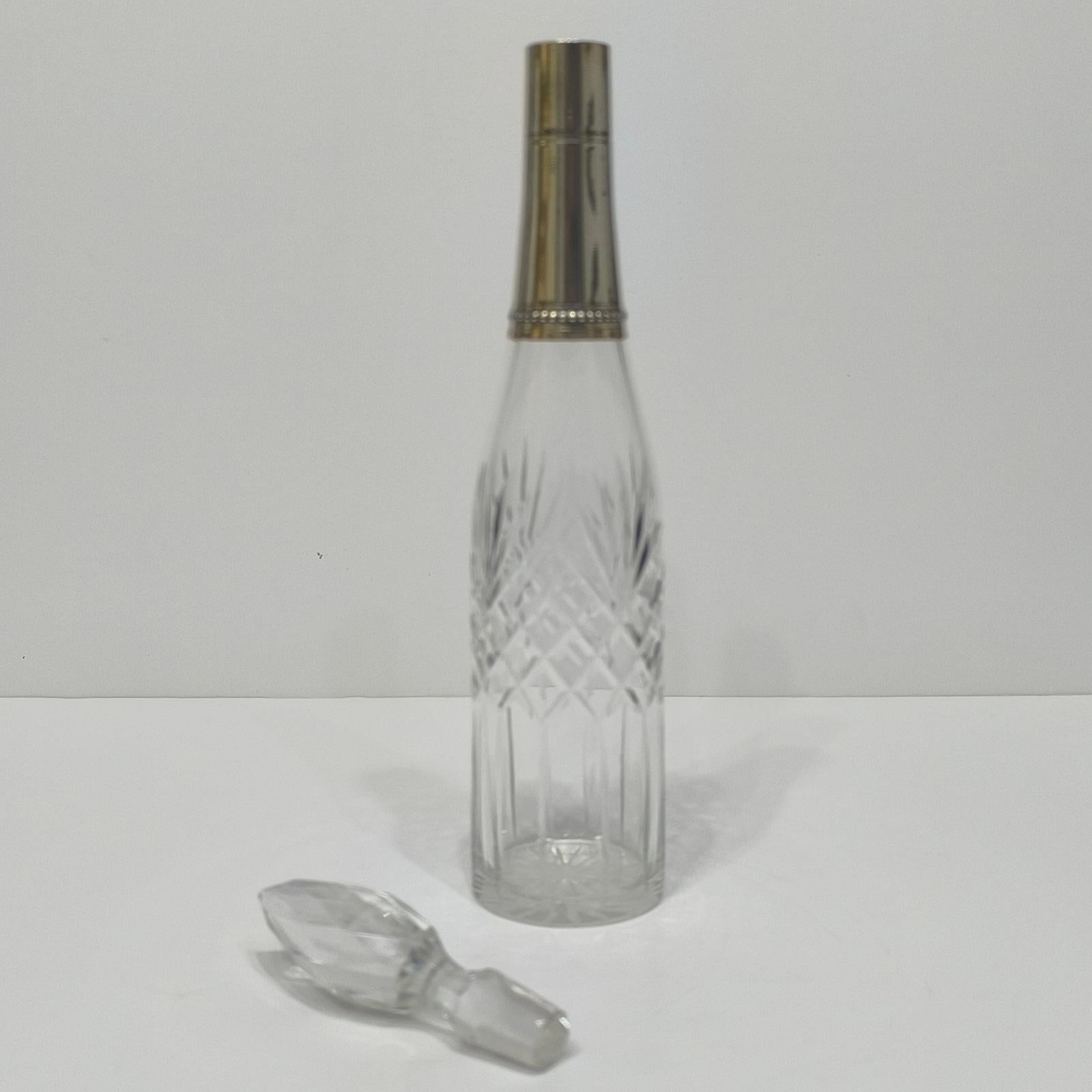 Français Baccarat Mid-Century French Crystal Decanter Bottle with Silver Neck (bouteille à décanter en cristal du milieu du siècle dernier avec un col en argent) en vente