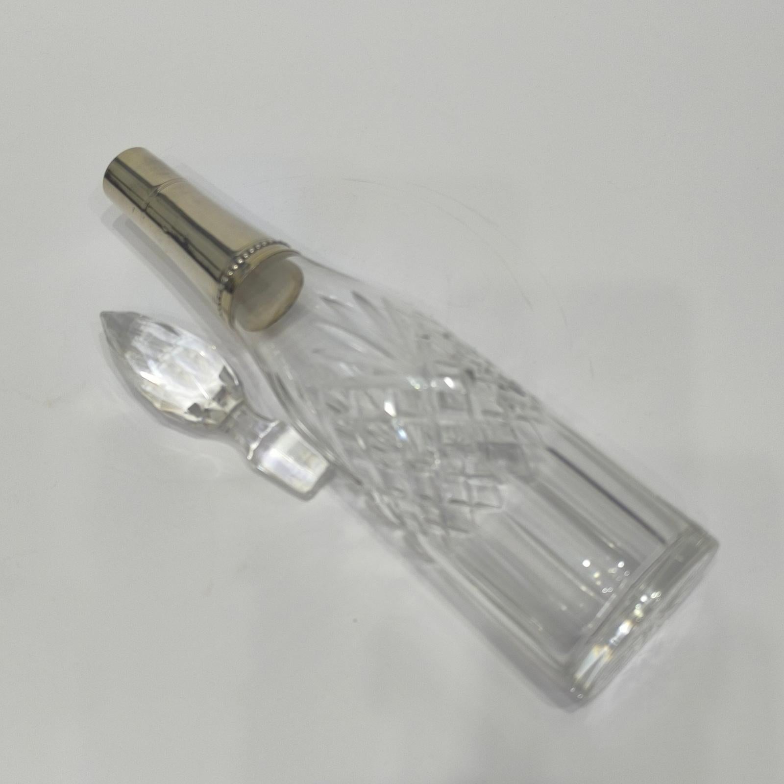 Sculpté Baccarat Mid-Century French Crystal Decanter Bottle with Silver Neck (bouteille à décanter en cristal du milieu du siècle dernier avec un col en argent) en vente