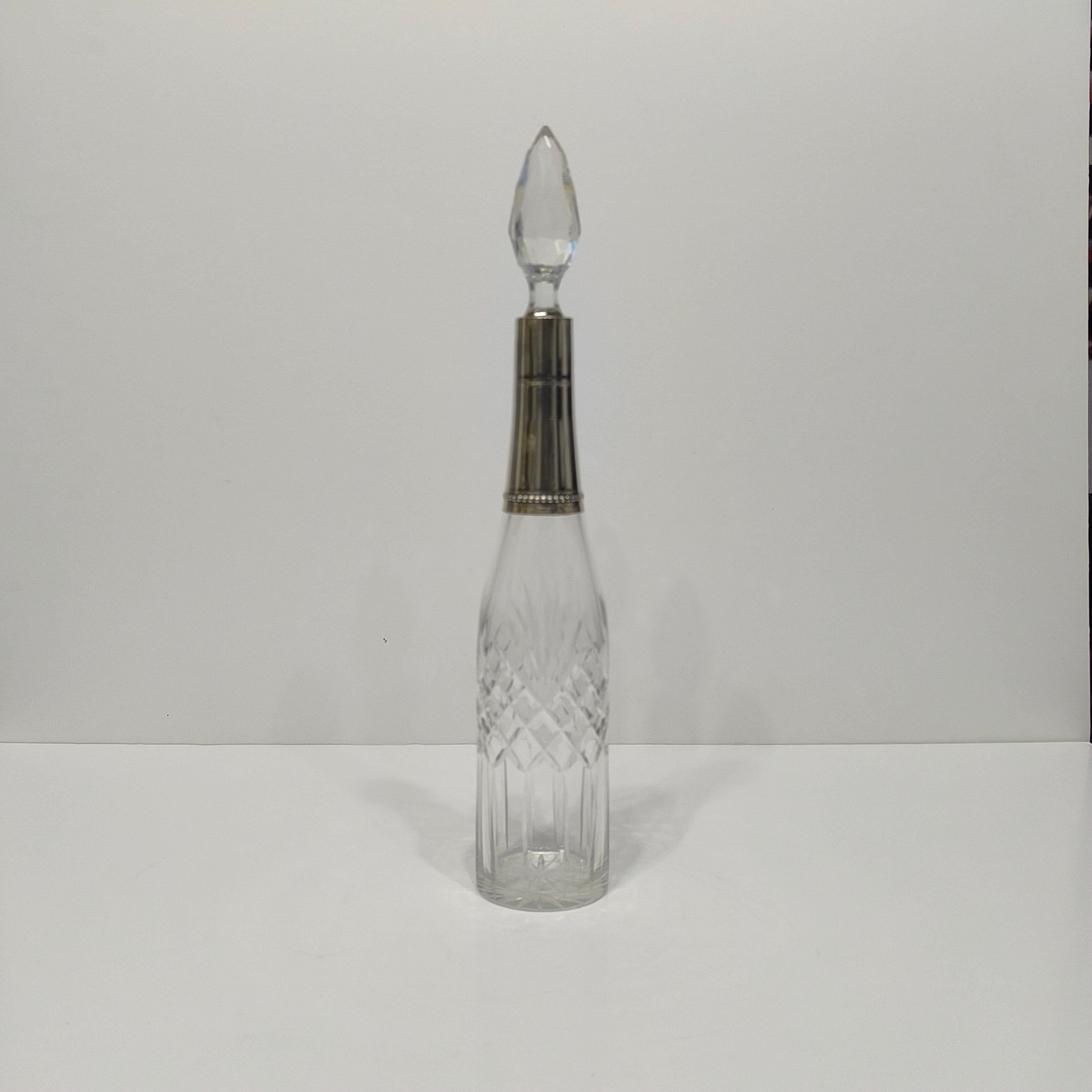20ième siècle Baccarat Mid-Century French Crystal Decanter Bottle with Silver Neck (bouteille à décanter en cristal du milieu du siècle dernier avec un col en argent) en vente