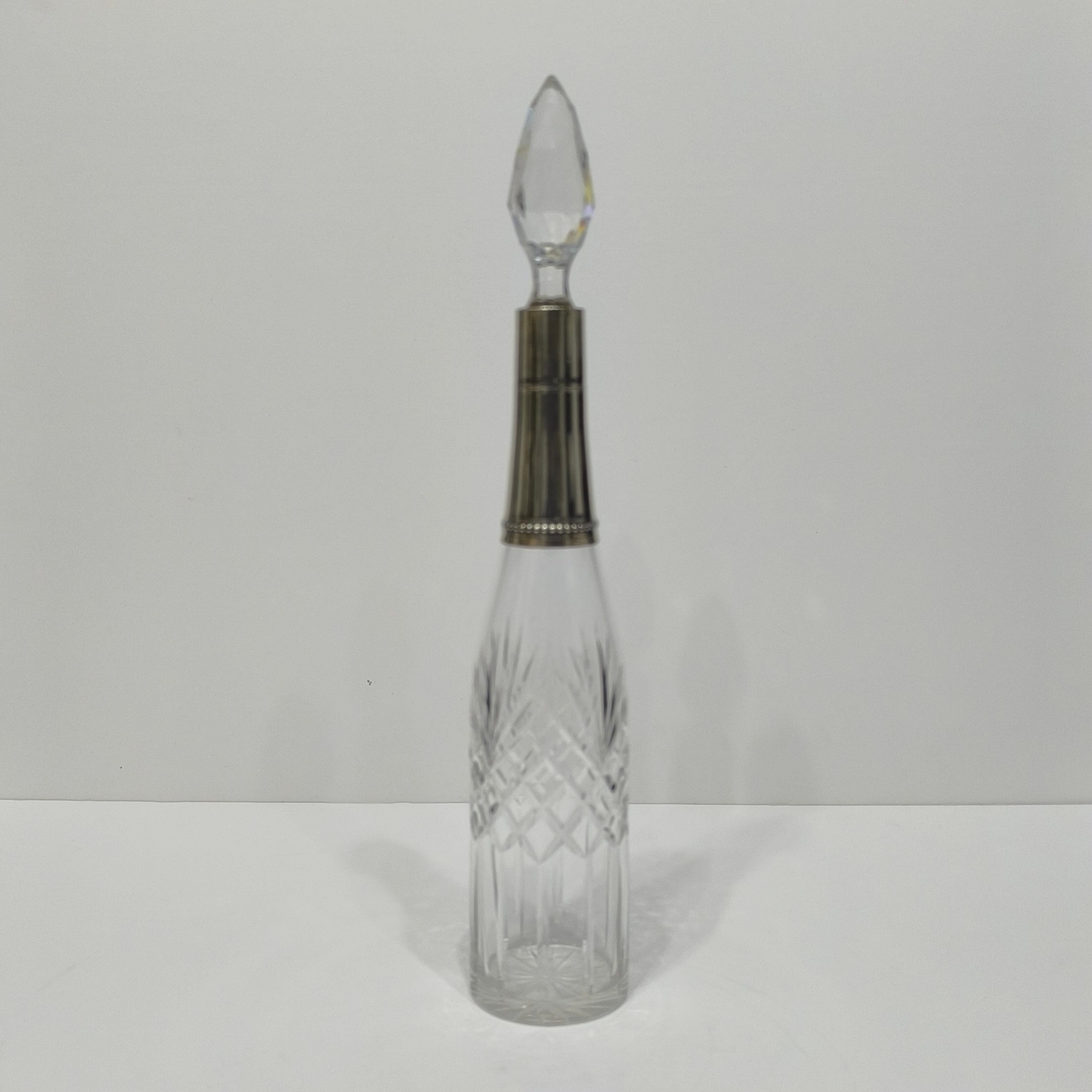 Argent Baccarat Mid-Century French Crystal Decanter Bottle with Silver Neck (bouteille à décanter en cristal du milieu du siècle dernier avec un col en argent) en vente