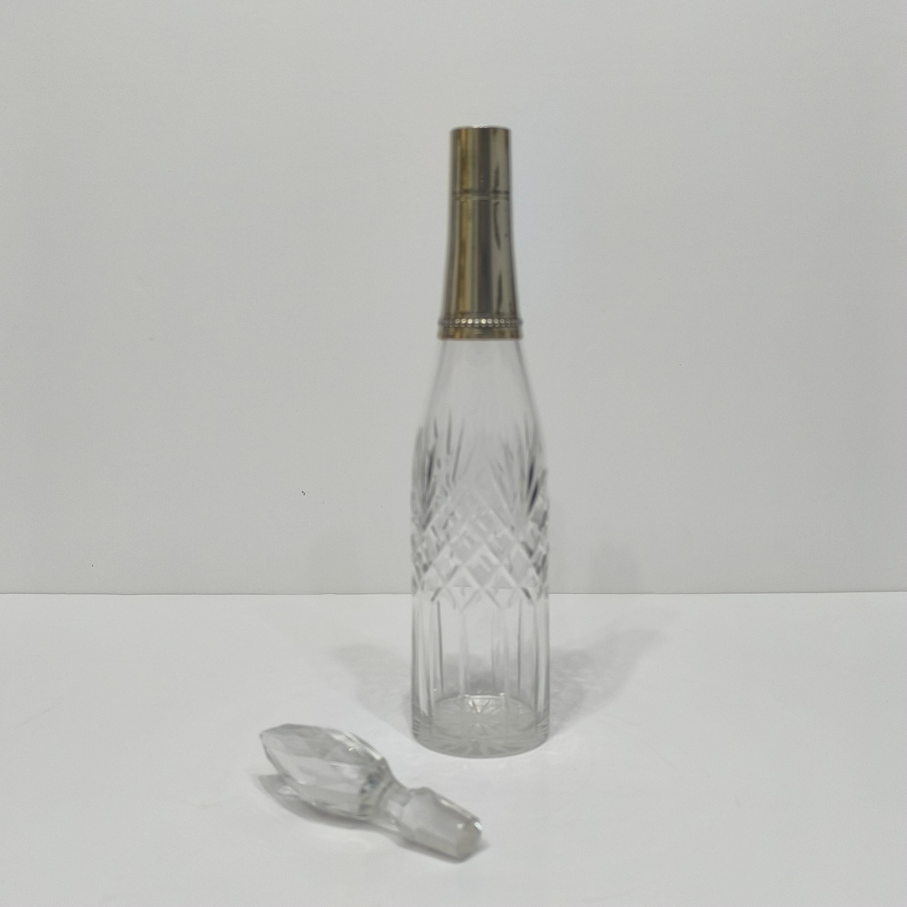 Baccarat Mid-Century French Crystal Decanter Bottle with Silver Neck (bouteille à décanter en cristal du milieu du siècle dernier avec un col en argent) en vente 1