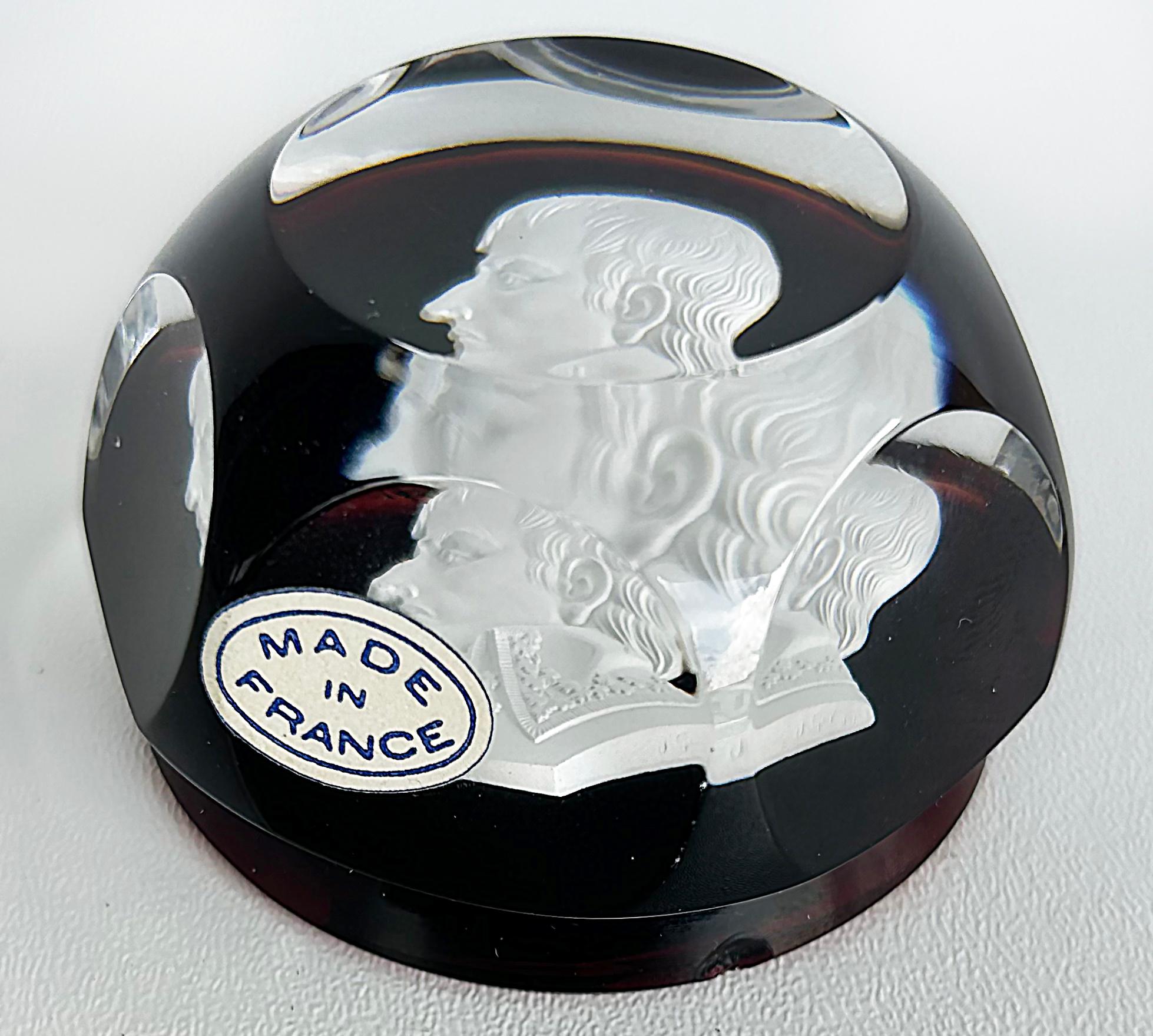 Baccarat Napoleon Facettierte Sulfidkamee Briefbeschwerer Frankreich, Rot (Französisch) im Angebot
