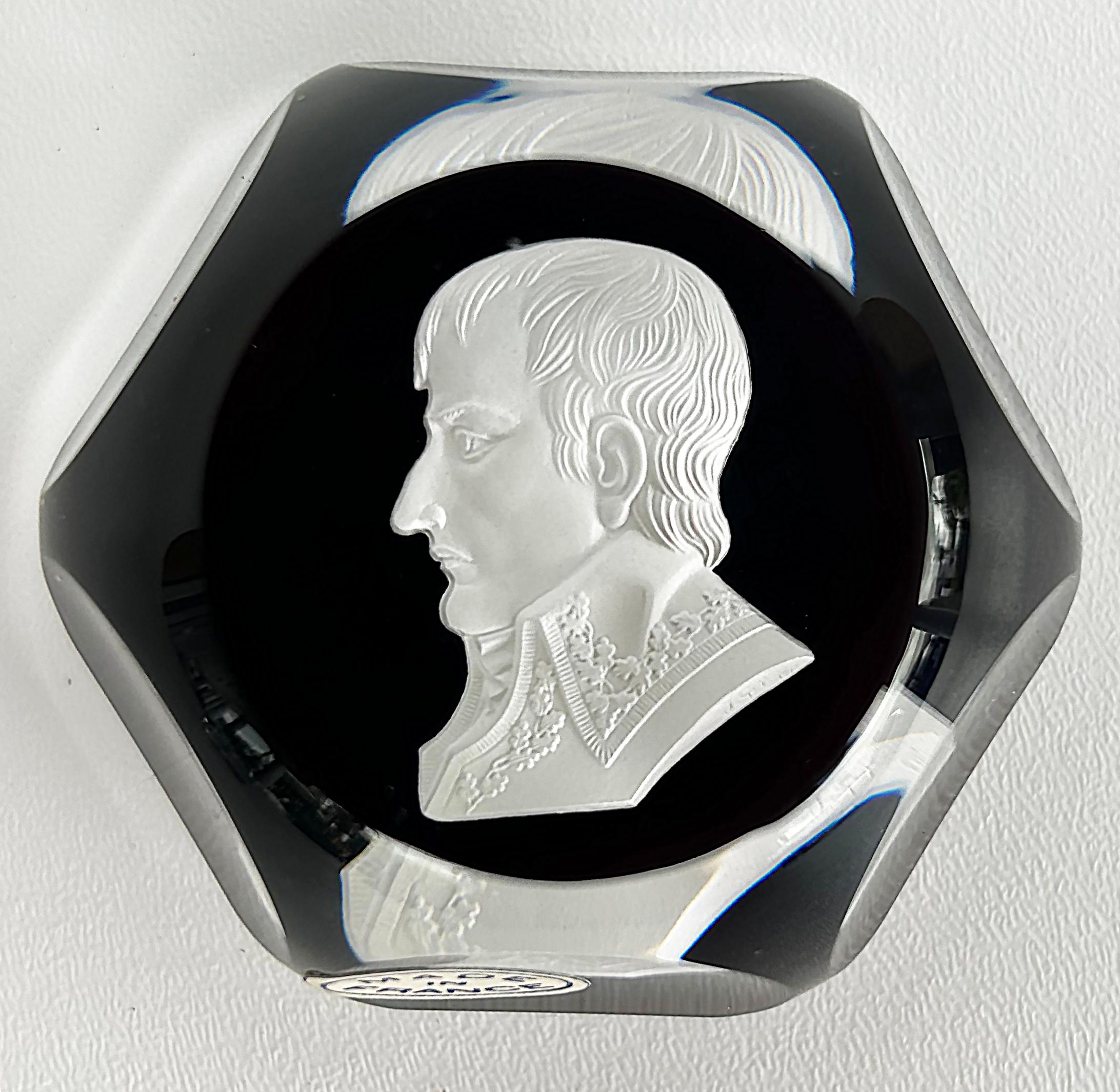 Baccarat Napoleon Facettierte Sulfidkamee Briefbeschwerer Frankreich, Rot (20. Jahrhundert) im Angebot