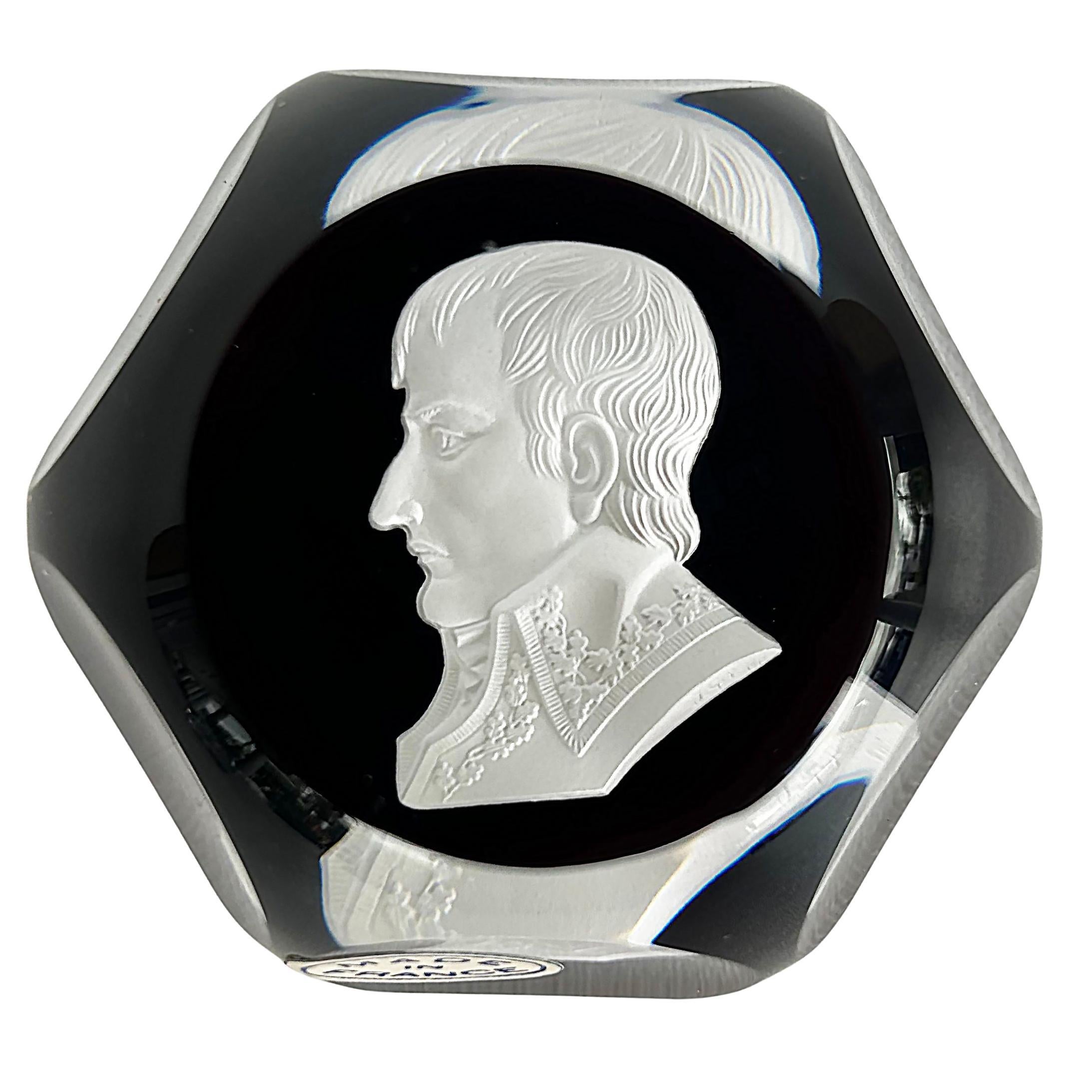 Baccarat Napoleon Facettierte Sulfidkamee Briefbeschwerer Frankreich, Rot
