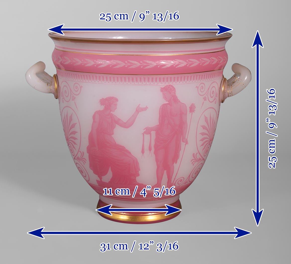 Baccarat, Vaso neo-greco a forma di cratere in cristallo doppiato e acidato in vendita 2