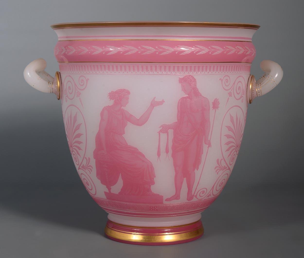 Questo vaso a forma di cratere in cristallo incamiciato è un'opera della vetreria Baccarat, realizzata tra il 1862 e il 1867, quando modelli simili furono esposti all'Esposizione Universale di Parigi, dove Baccarat ricevette una medaglia d'oro.