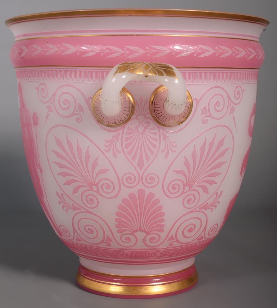 Francese Baccarat, Vaso neo-greco a forma di cratere in cristallo doppiato e acidato in vendita