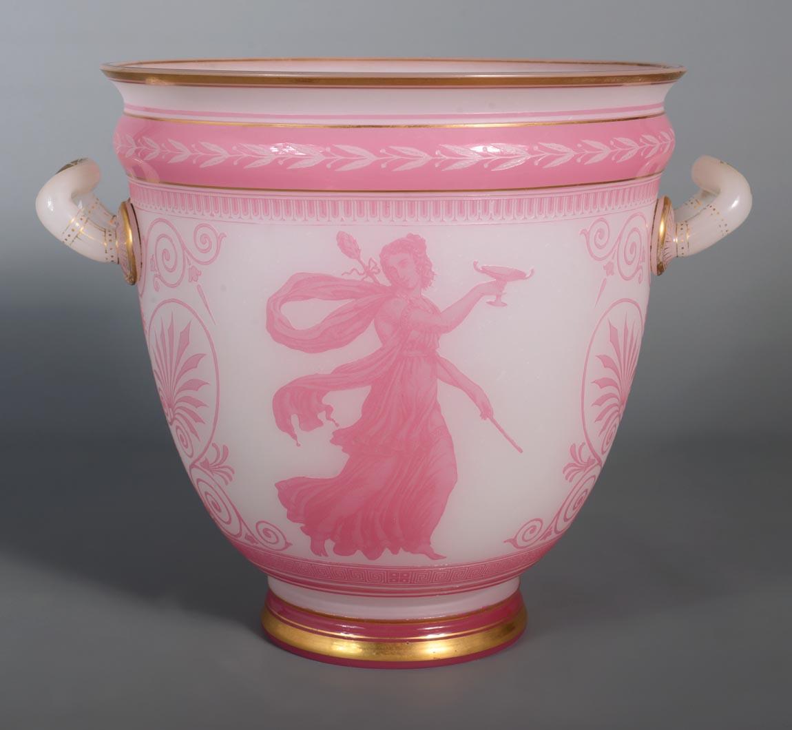 Realizzato con acquaforte Baccarat, Vaso neo-greco a forma di cratere in cristallo doppiato e acidato in vendita