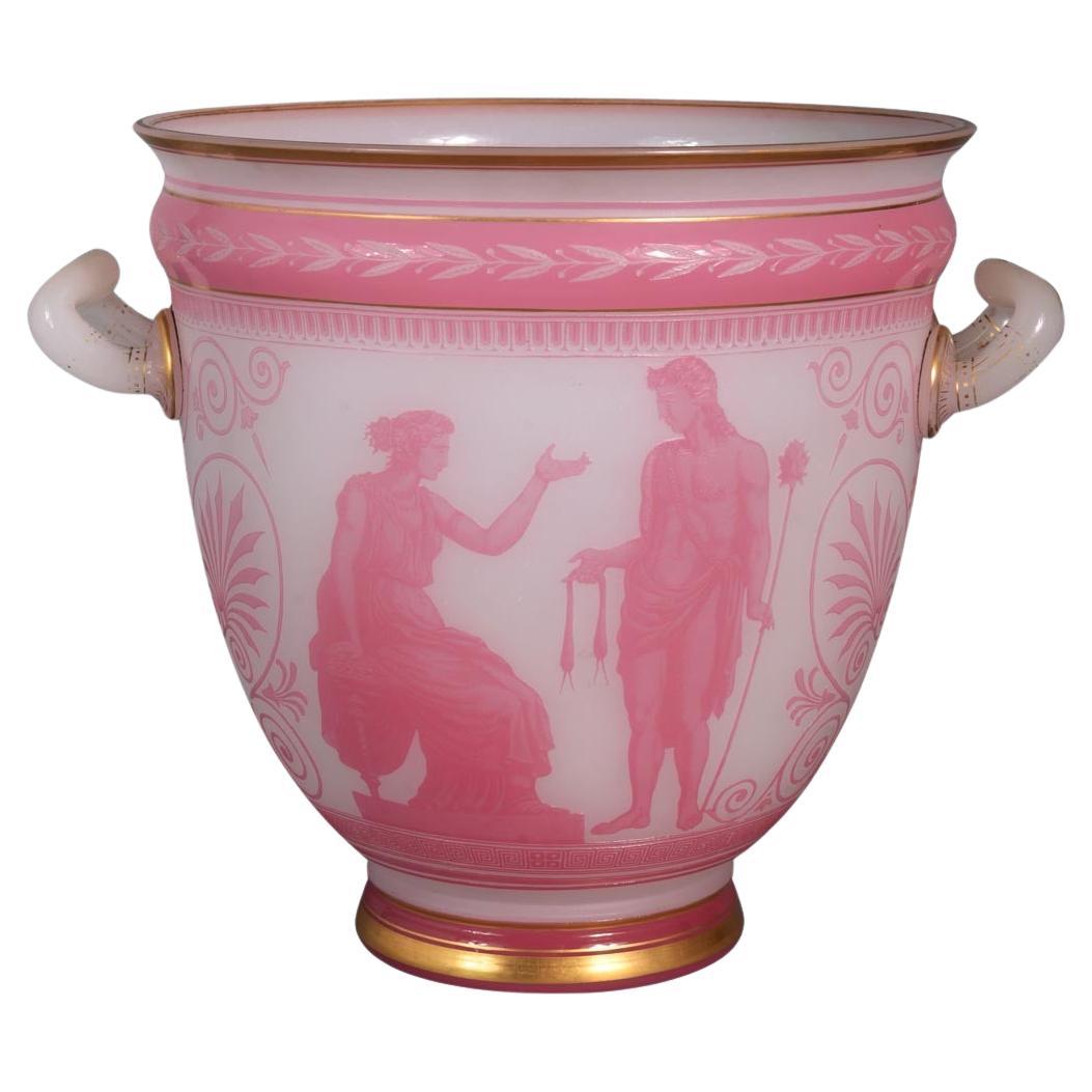 Baccarat, Vaso neo-greco a forma di cratere in cristallo doppiato e acidato in vendita
