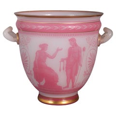 BACCARAT, Neogriechische Vase in Crater-Form aus doppeltem und säuregeätztem Kristall