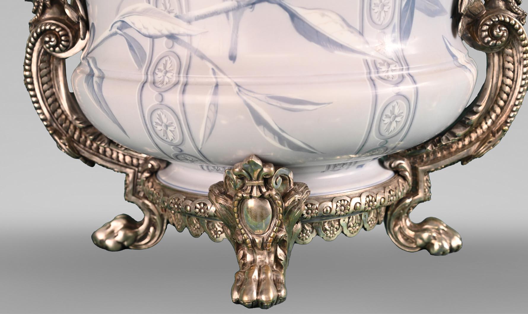 BACCARAT, Vaso opalino con ornamento poetico e montatura in bronzo argentato in vendita 2