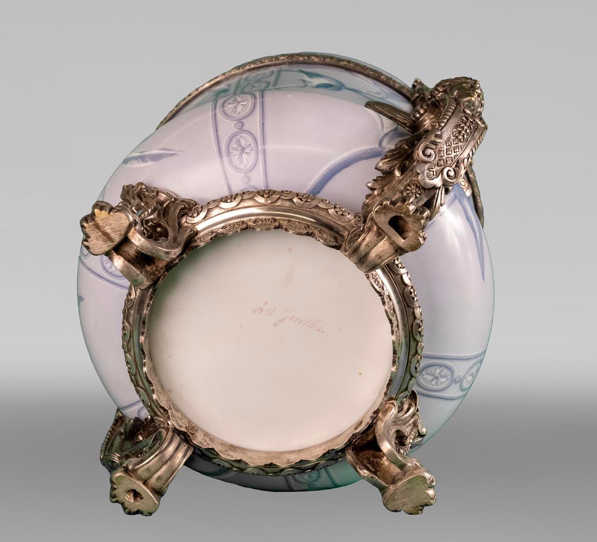 BACCARAT, Vaso opalino con ornamento poetico e montatura in bronzo argentato in vendita 3