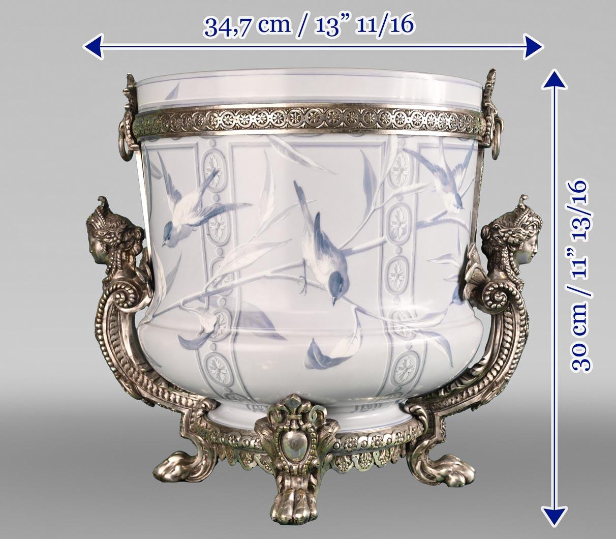 BACCARAT, Vaso opalino con ornamento poetico e montatura in bronzo argentato in vendita 5