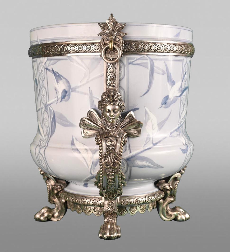 Questo bellissimo vaso opalino è stato realizzato dalla manifattura Baccarat nel XIX secolo. 

La fabbrica di cristalli Baccarat, una manifattura francese di fama internazionale, fu fondata sotto Luigi XV. 

Il suo prezioso vetro opalino è opaco; è