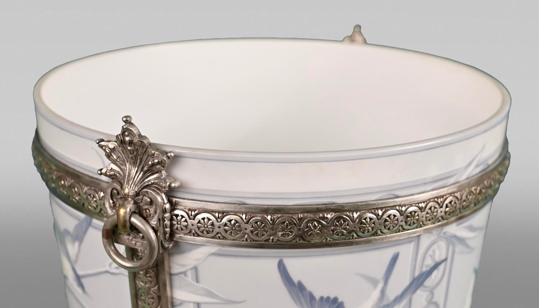 Napoleone III BACCARAT, Vaso opalino con ornamento poetico e montatura in bronzo argentato in vendita