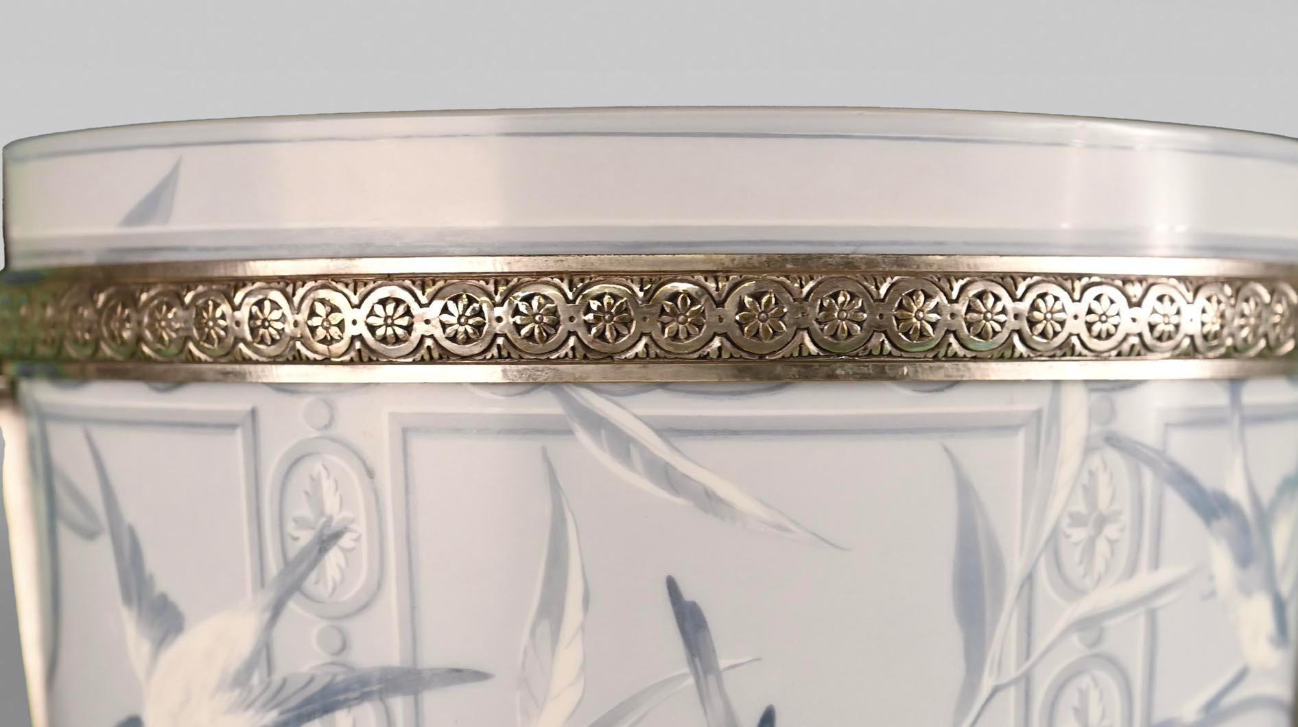 Francese BACCARAT, Vaso opalino con ornamento poetico e montatura in bronzo argentato in vendita