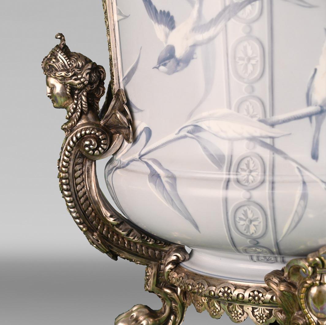 Dipinto a mano BACCARAT, Vaso opalino con ornamento poetico e montatura in bronzo argentato in vendita