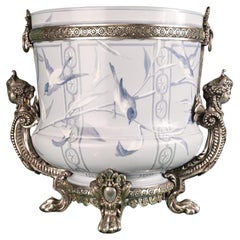 BACCARAT, Jarrón opalino con ornamentación poética y montura de bronce plateado