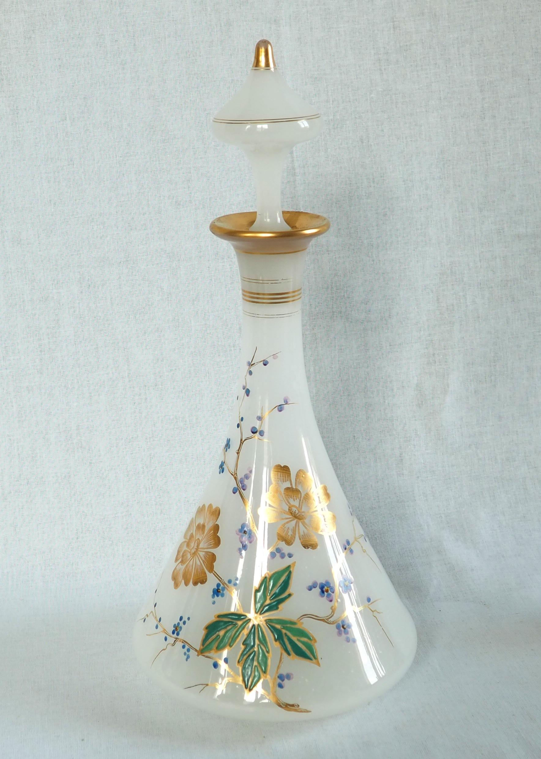 Ein feines opalweißes Wasserset von Baccarat: eine Wasserflasche, eine Zitronenmelisse- oder Likörflasche, eine Zuckerdose, ein Glas und ihr Tablett. Periode Napoléon III, 19. Jahrhundert, um 1870. Manufaktur Baccarat (die Form der Flaschen