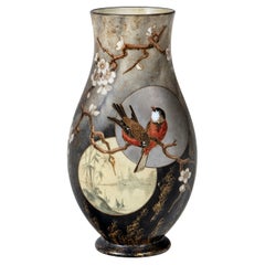 Vase en verre opalin peint de Baccarat. France, fin du XIXe siècle.