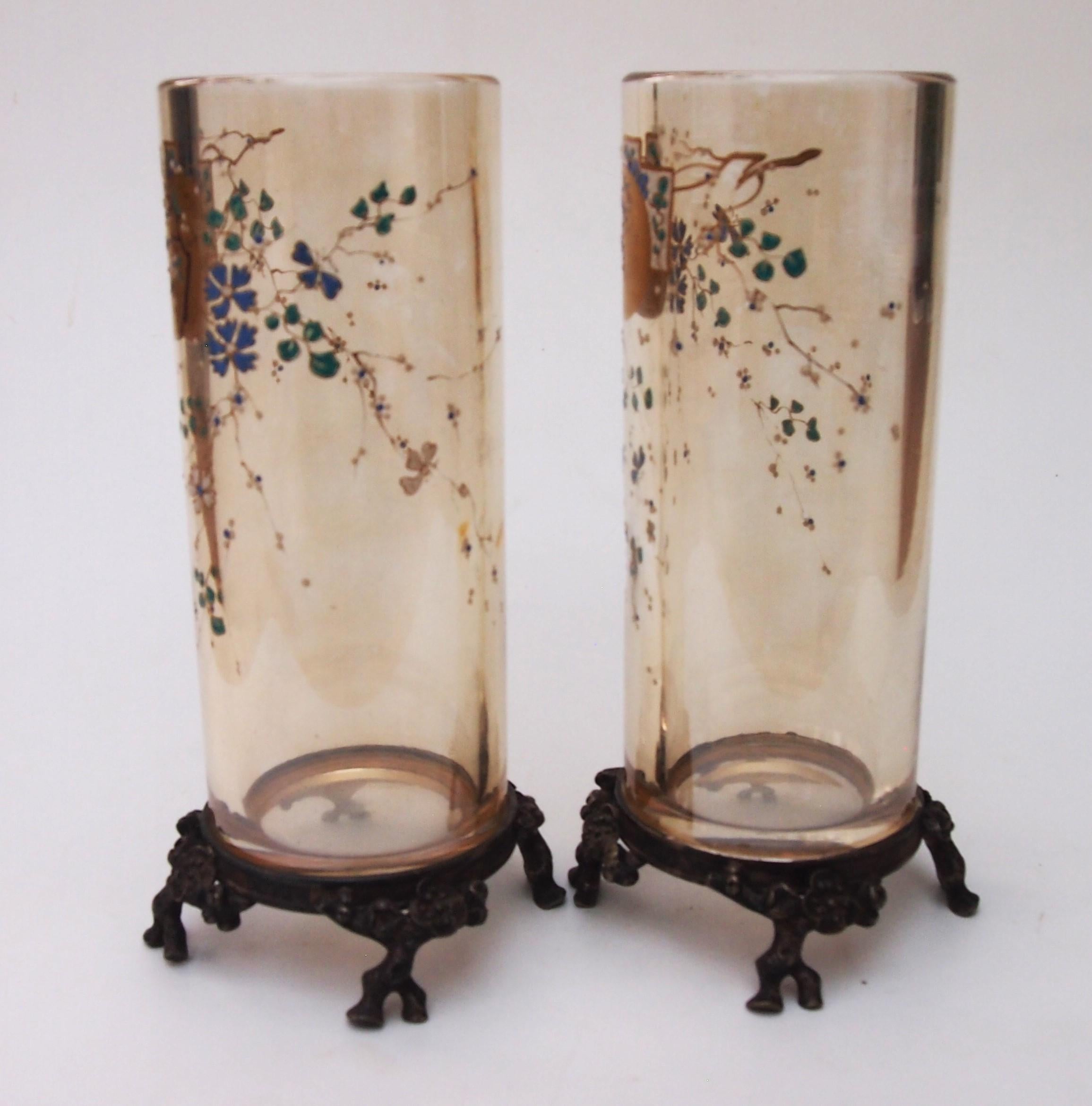 Une paire très importante et rare de vases de Chinoiserie de Baccarat sur des supports d'origine en bronze doré de Baccarat - en fabuleux état pour leur âge. Les vases sont en cristal de plomb orange/jaune pâle classique de Baccarat et émaillés d'un