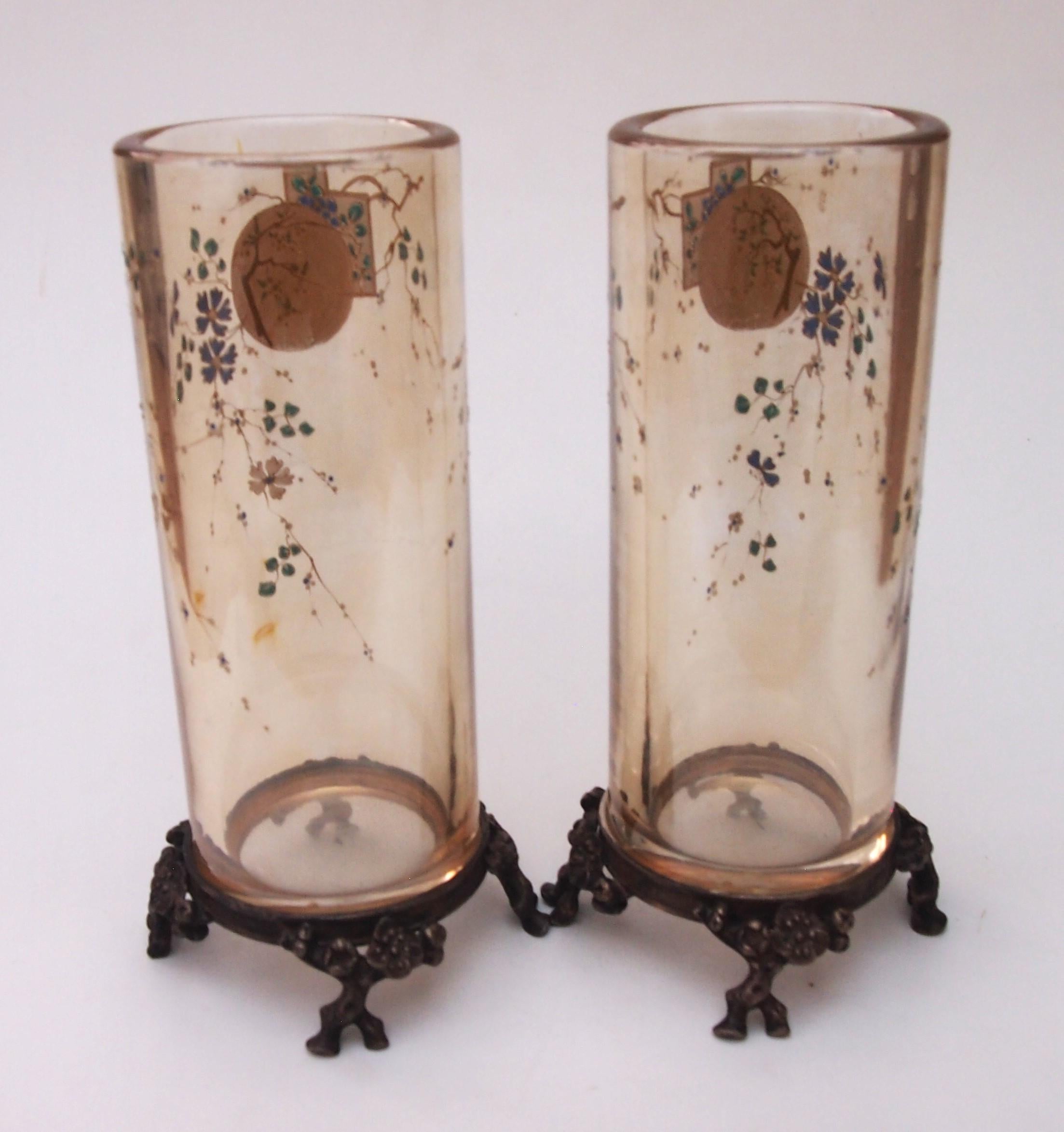 Chinoiseries Paire de vases sur pied en cristal Clair de Lune de Baccarat, designés par Eugène Rousseau  en vente