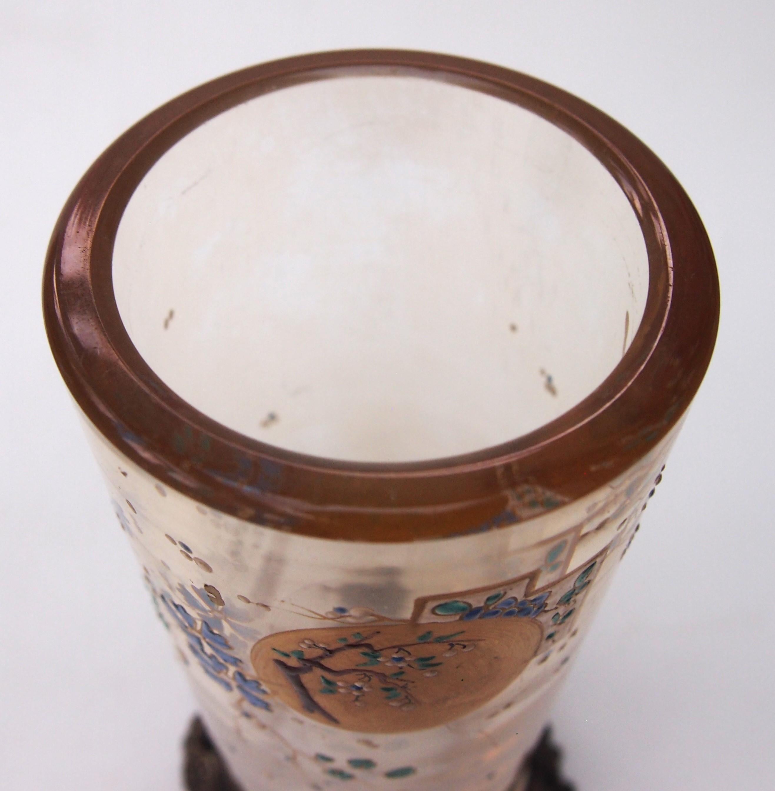 Cristal Paire de vases sur pied en cristal Clair de Lune de Baccarat, designés par Eugène Rousseau  en vente