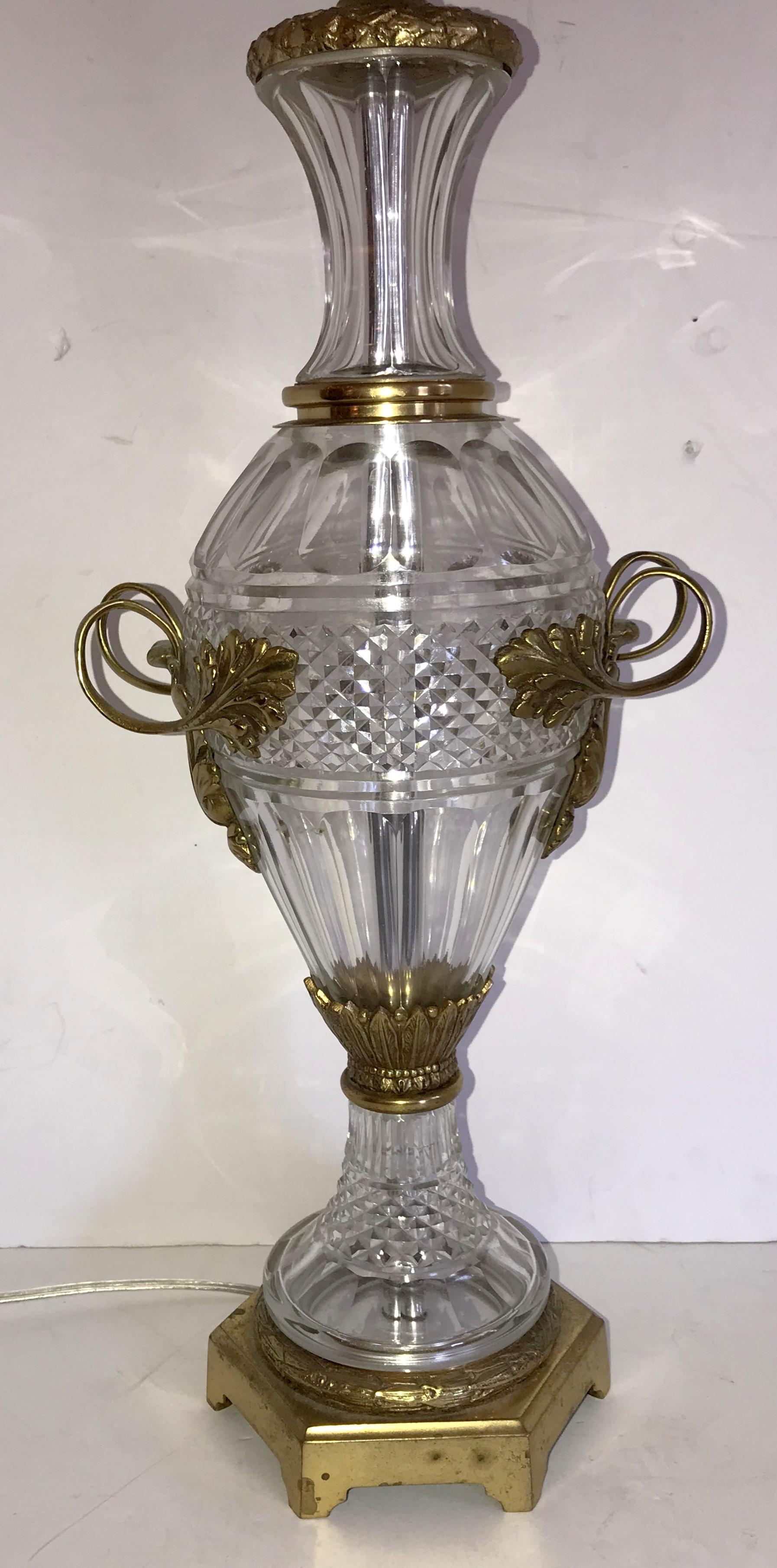 Belle paire de lampes françaises en cristal taillé en forme d'urne et montées en bronze doré. Les poignées décorées de feuilles ainsi que le piédestal et la coupe de la base ont de merveilleux détails en bronze, et ont été recâblées avec deux