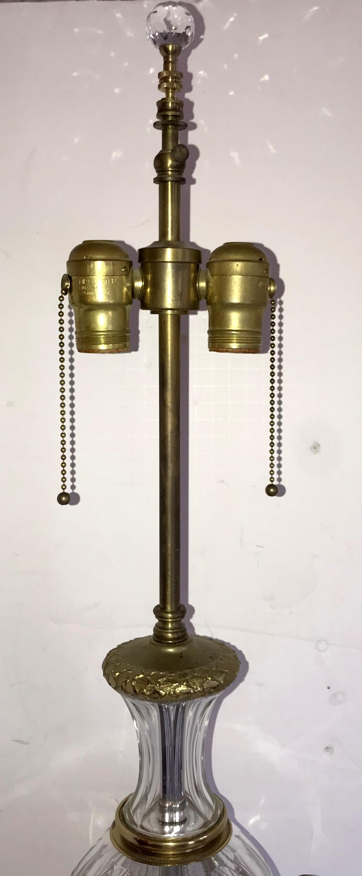 Belle Époque Paire de lampes-urnes filigranes françaises en cristal taillé et bronze doré montées en bronze doré de Baccarat en vente